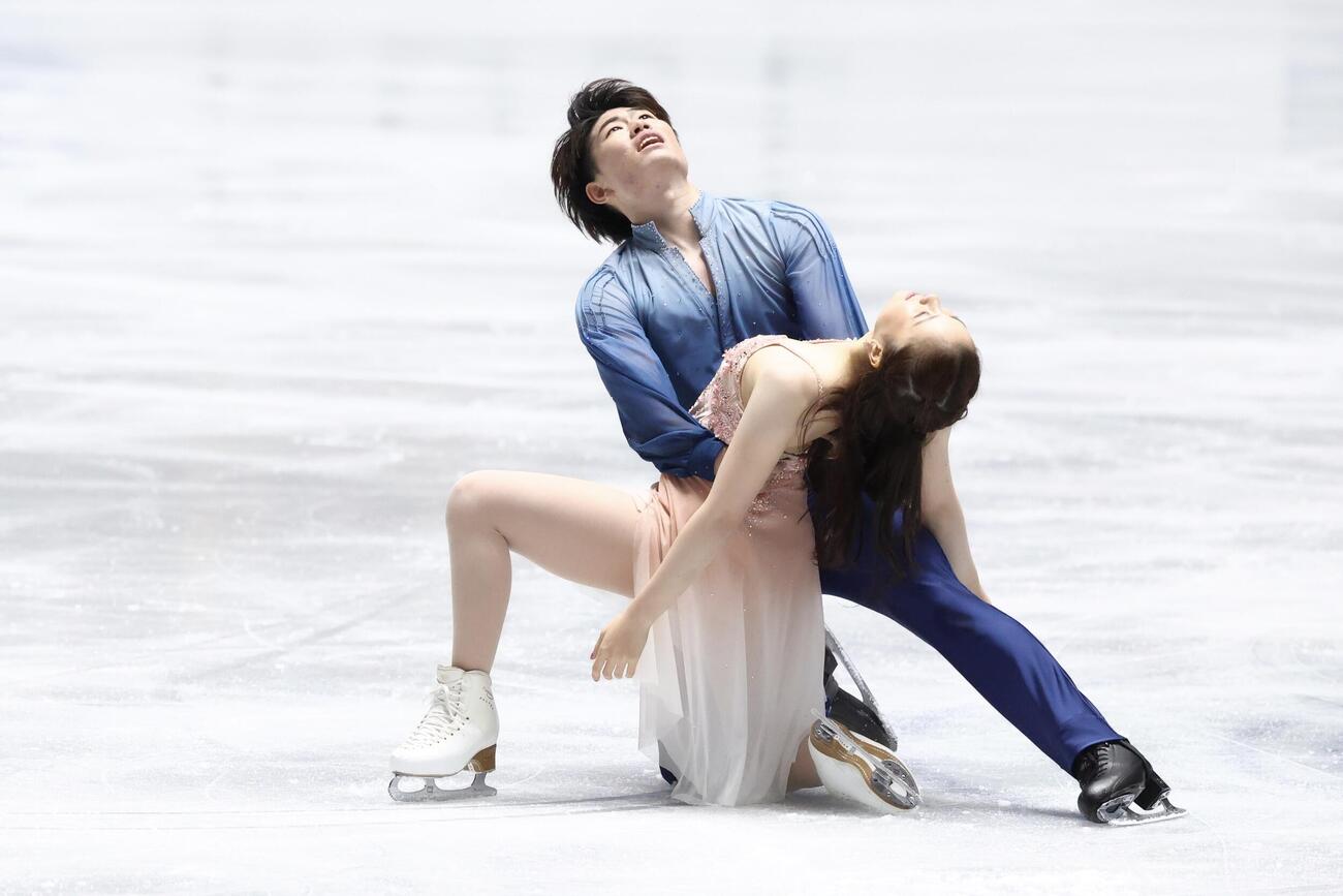 24年11月、GPシリーズNHK杯　演技を披露する吉田唄菜（手前）と森田真沙也