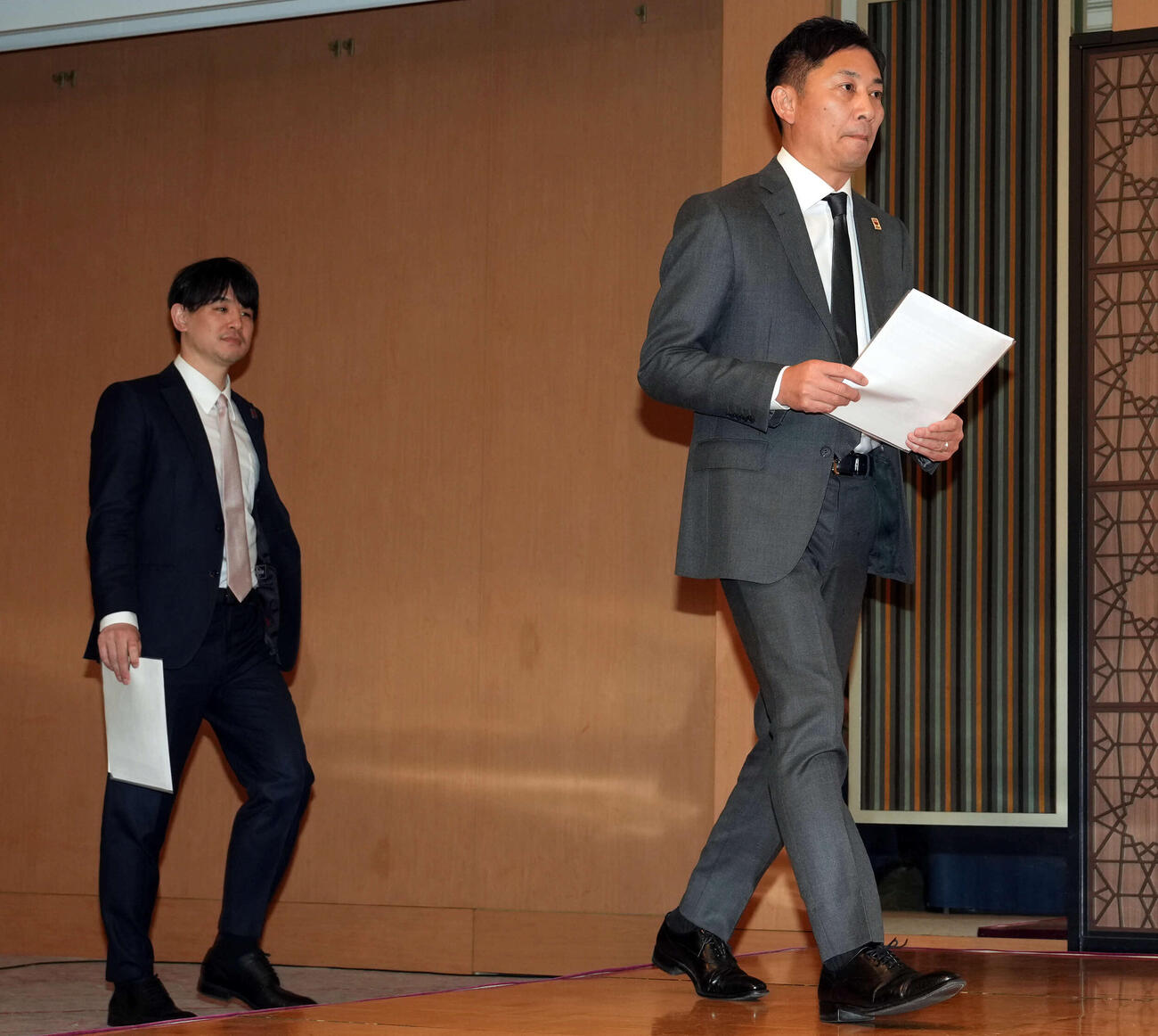 バスケット男子日本代表ホーバス監督の電撃解任を受け会見に臨んだ日本バスケット協会島田会長（右）と伊藤強化委員長（撮影・たえ見朱実）