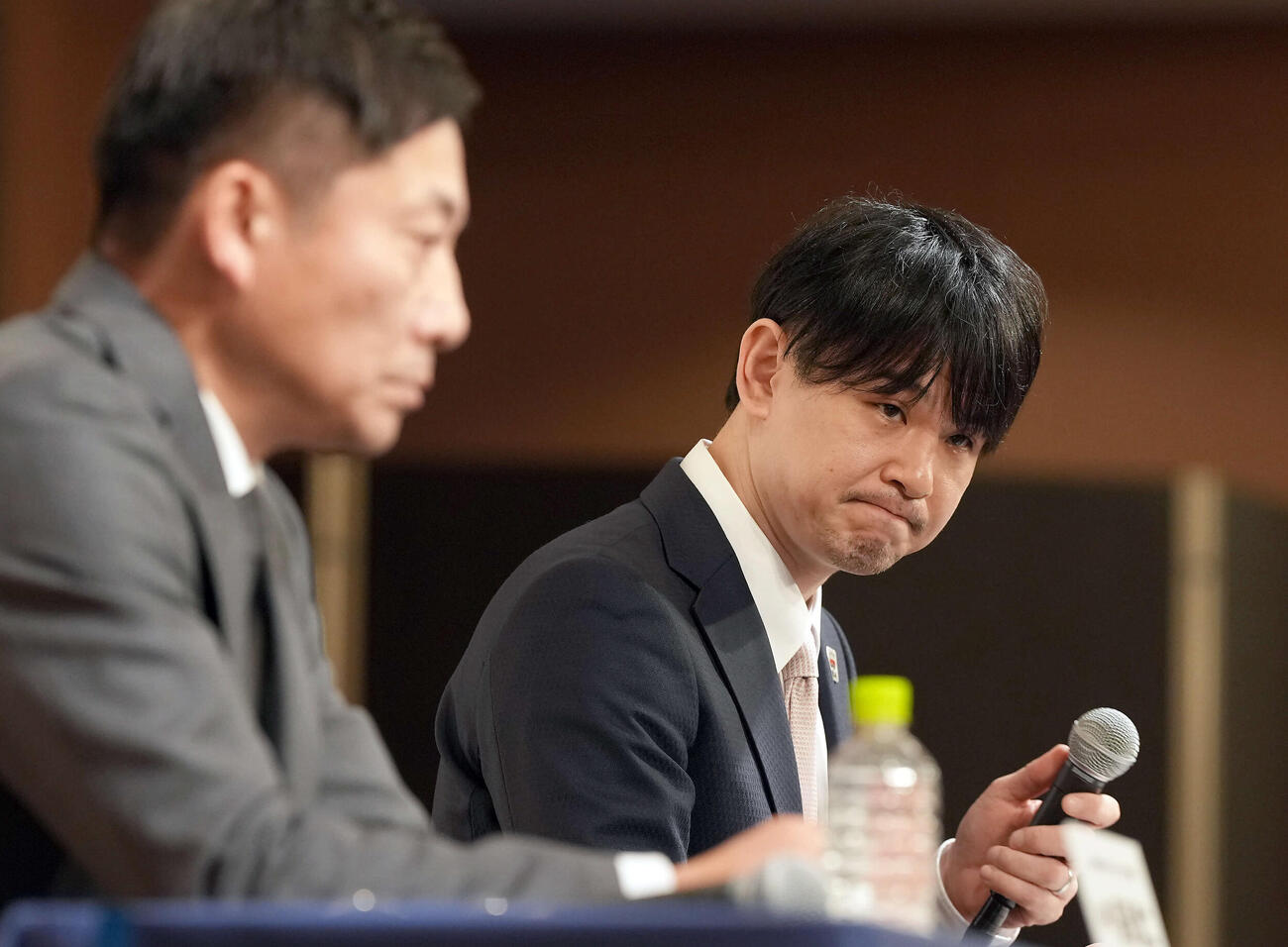 新体制を発表する日本バスケット協会伊藤強化委員長。左は島田会長（撮影・たえ見朱実）