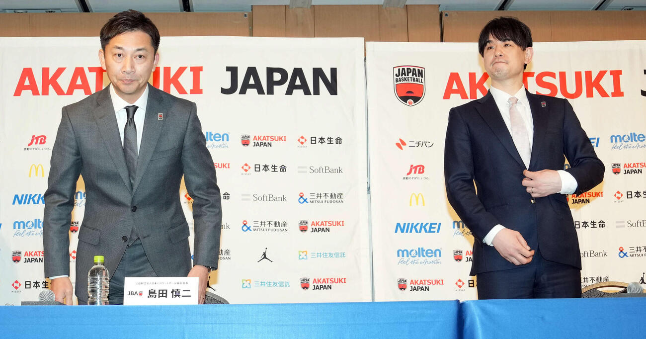 バスケット男子日本代表ホーバス監督の電撃解任を受け会見に臨んだ日本バスケット協会島田会長（左）と伊藤強化委員長（撮影・たえ見朱実）