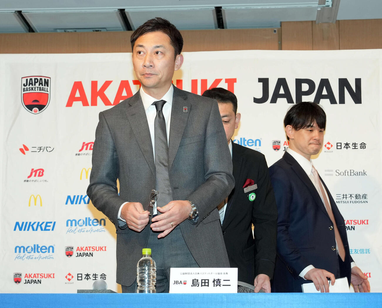 バスケット男子日本代表ホーバス監督の電撃解任を受け会見に臨んだ日本バスケット協会島田会長（左）と伊藤強化委員長（撮影・たえ見朱実）