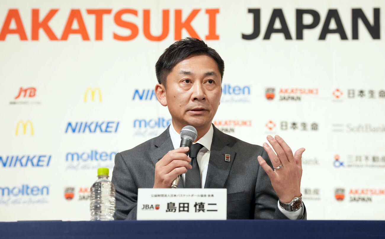 バスケット男子日本代表ホーバス監督の電撃解任を受け会見に臨んだ日本バスケ協会島田会長（撮影・たえ見朱実）