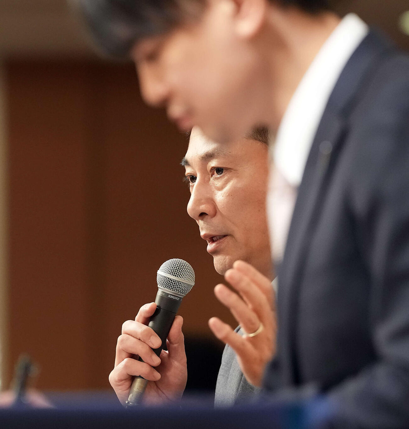 記者の質問に答える日本バスケット協会島田会長（撮影・たえ見朱実）