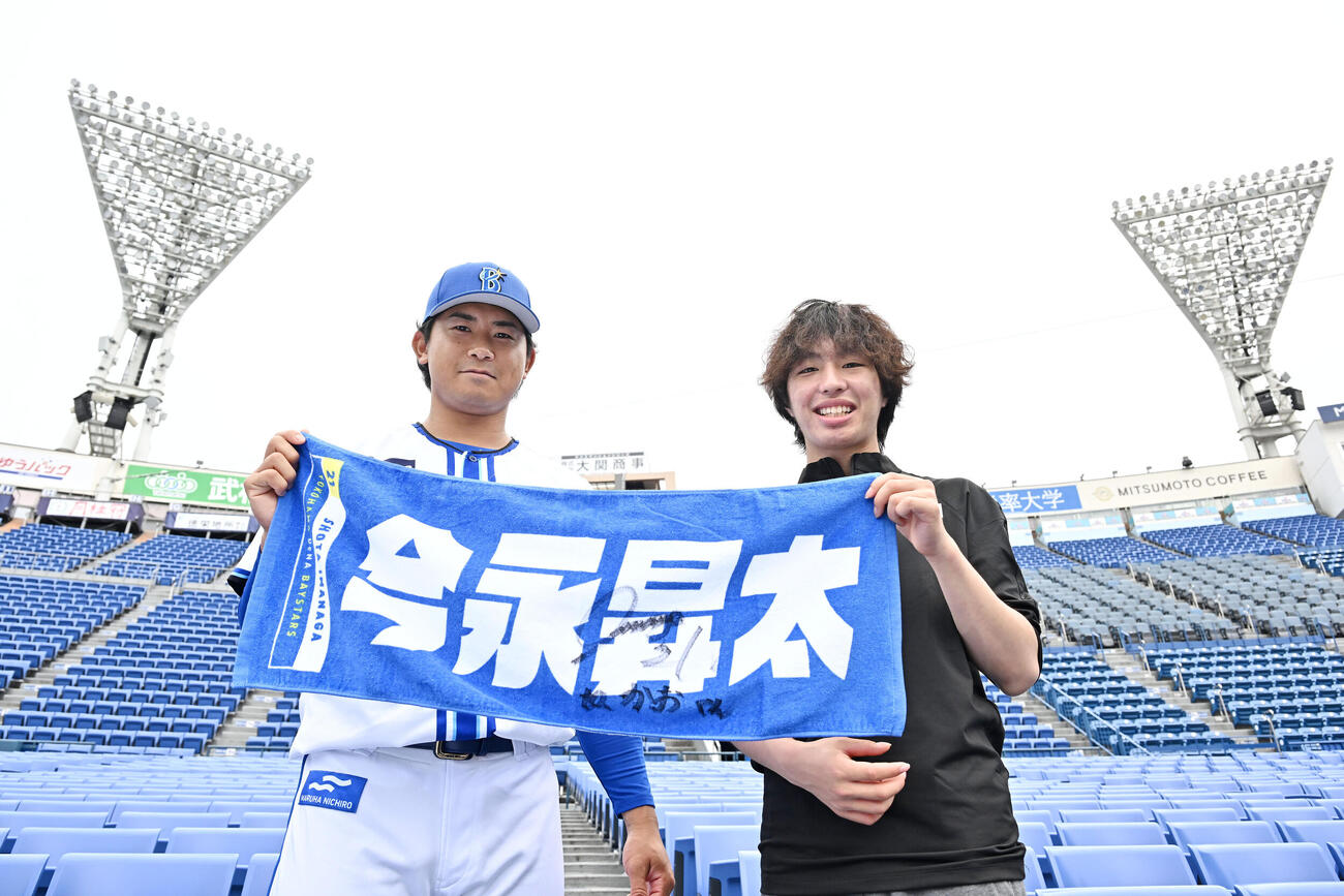 23年、対談後、DeNA今永昇太（左）から持参したタオルにサインをもらった三浦佳生