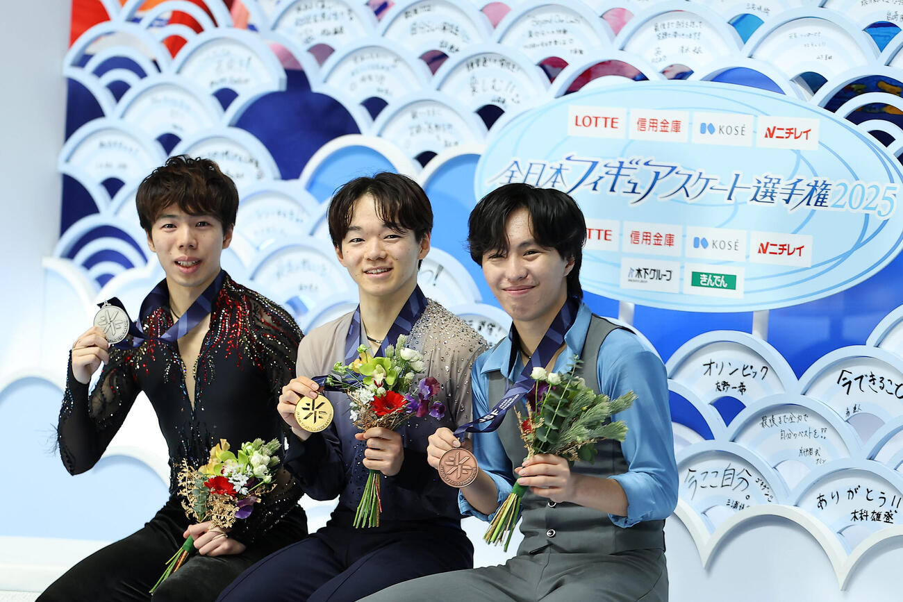 25年、全日本フィギュア選手権　表彰式で笑顔で写真に納まる優勝の鍵山優真（中央）。左は2位の佐藤駿、右は3位の三浦佳生