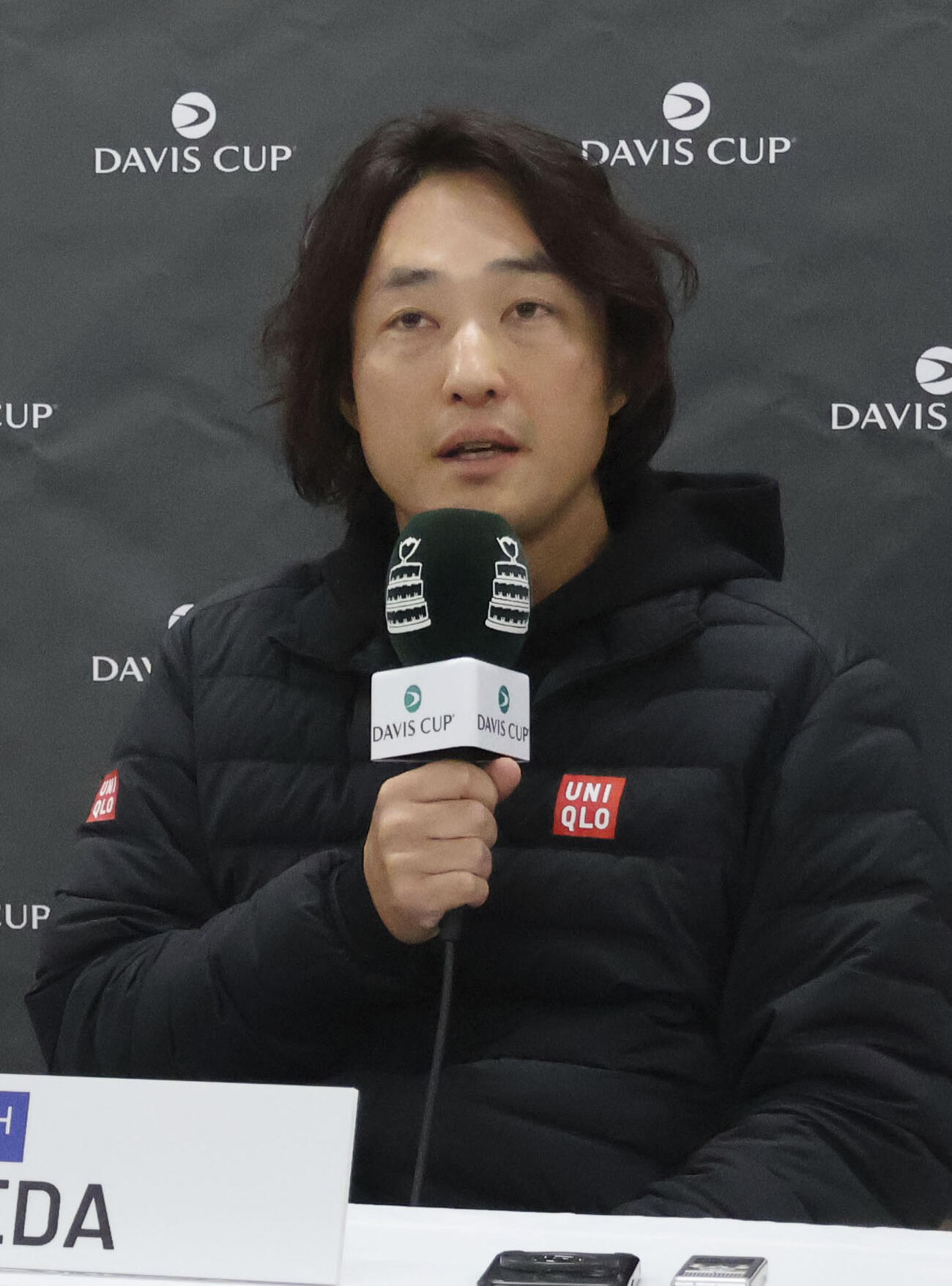 男子テニスのデビス杯予選1回戦を前に、記者会見で意気込みを語る日本代表の添田豪監督（共同）