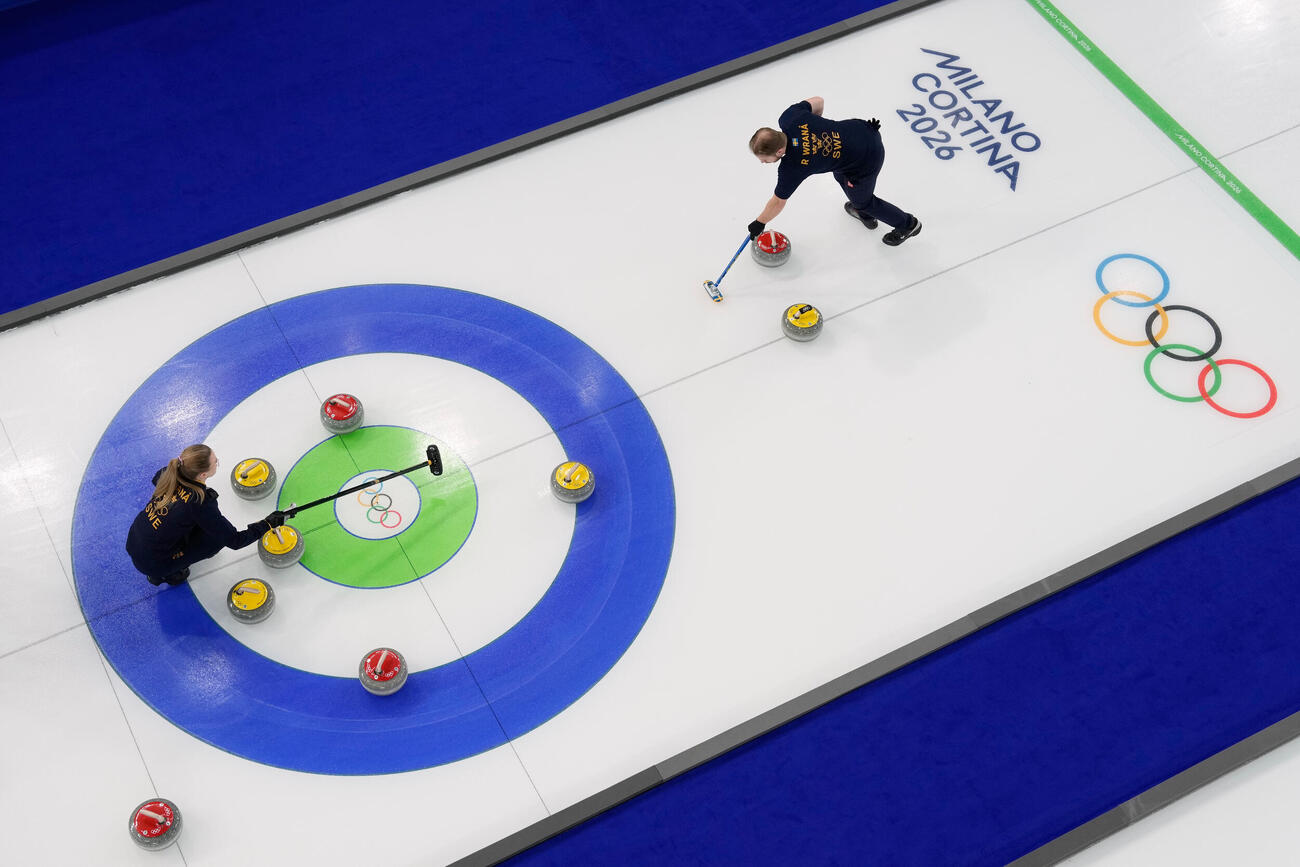 ミラノ・コルティナ五輪　先行開幕したカーリングのスウェーデン―韓国戦（AP）