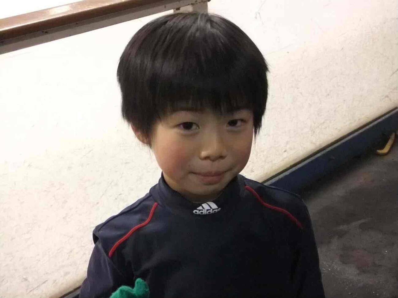 小学1年生のころ、ほほえむ佐藤駿（本人提供）