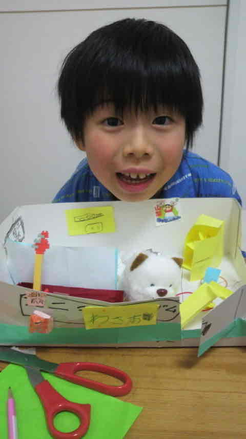 幼稚園の年長のころ、おどけた表情の佐藤駿（本人提供）