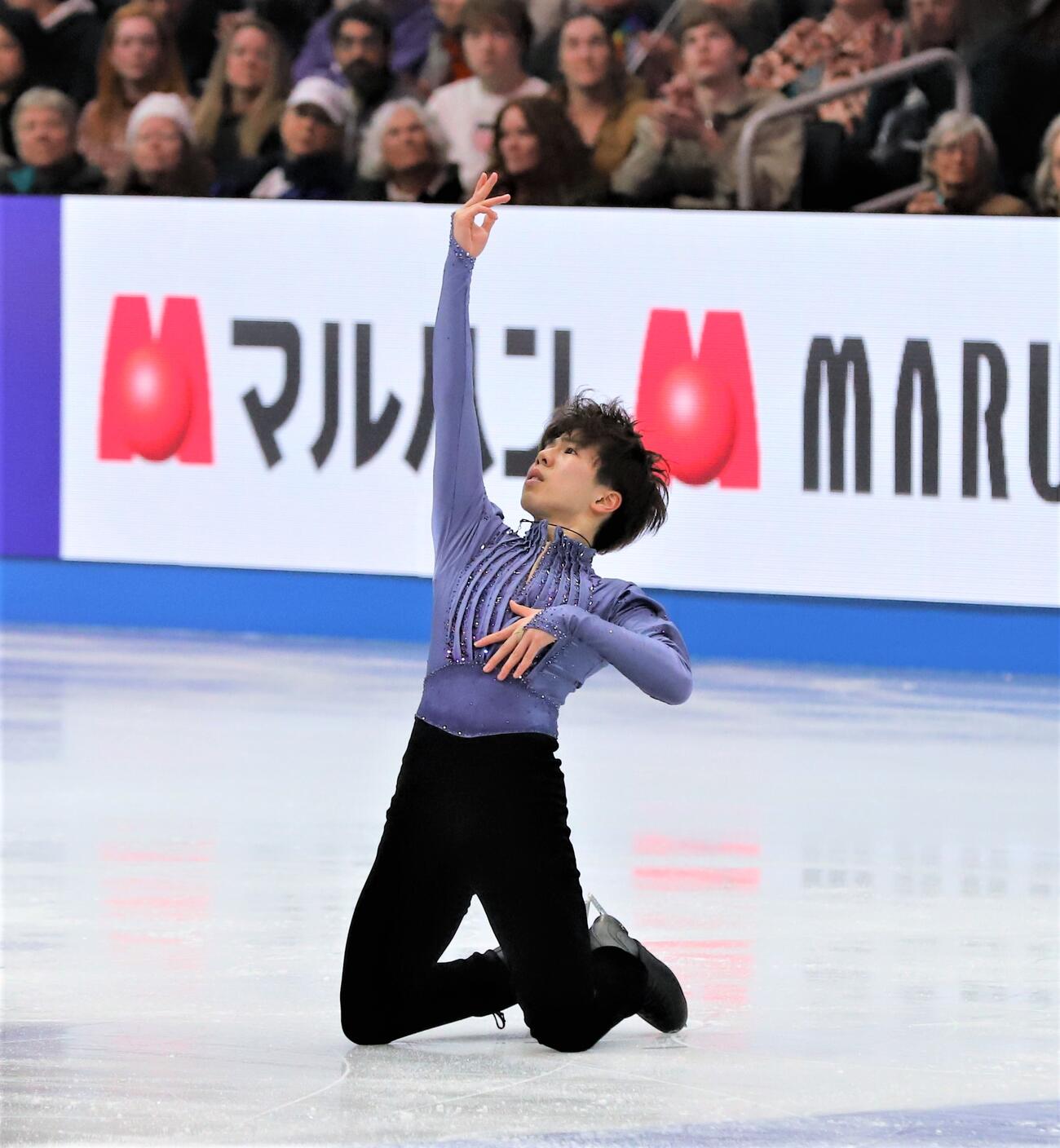 25年世界選手権男子SPで演技を披露する佐藤駿