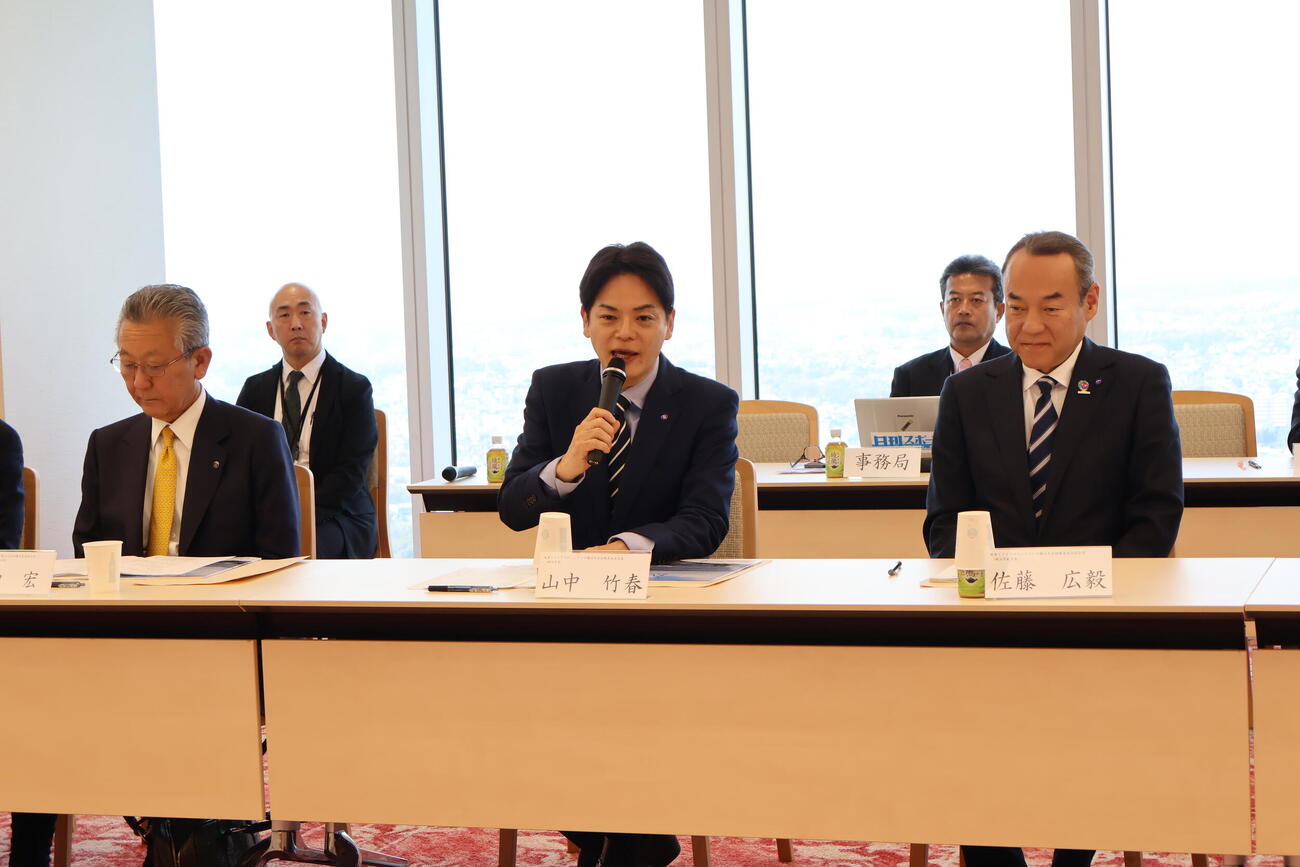 あいさつする組織委員会会長の山中竹春横浜市長（中央）