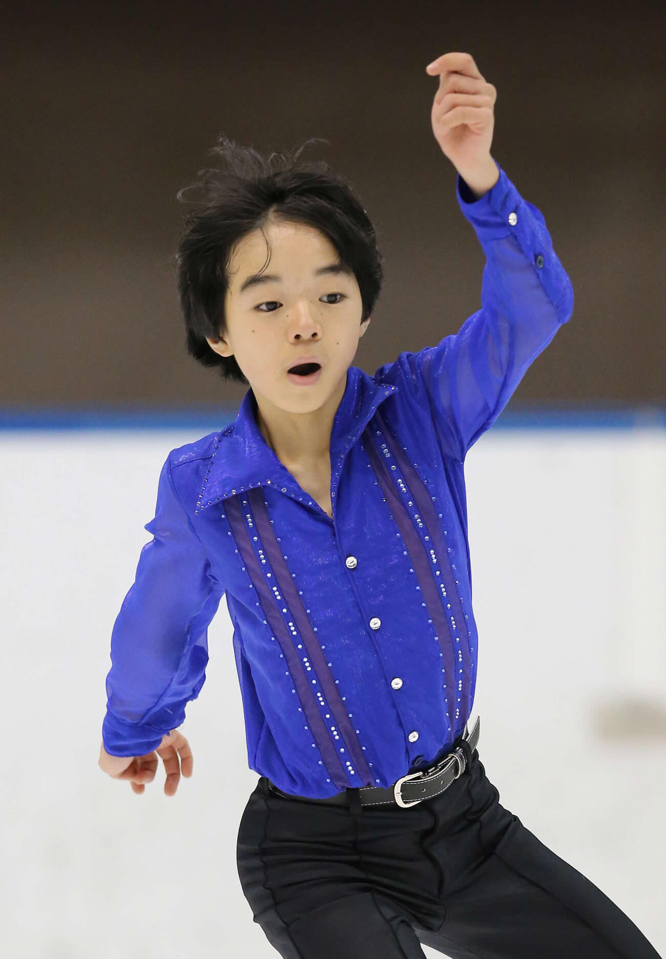 16年、全日本フィギュアジュニア選手権　男子SPで演技をする鍵山優真
