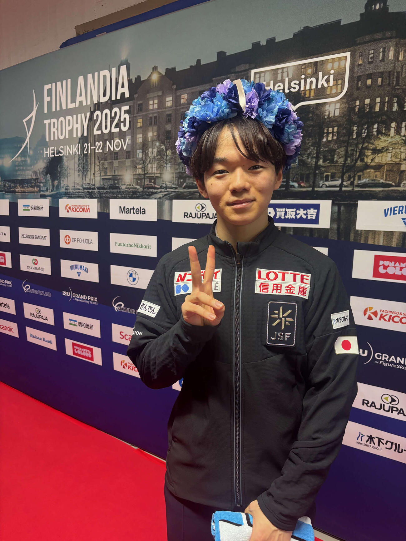 25年、GPフィンランド大会男子フリー　取材エリアで写真に納まる鍵山優真