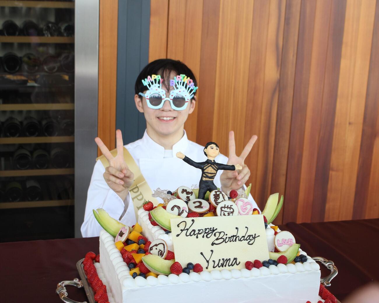 22歳誕生日　タスキとめがねをかけて、バースデーケーキの前で写真に納まる鍵山優真