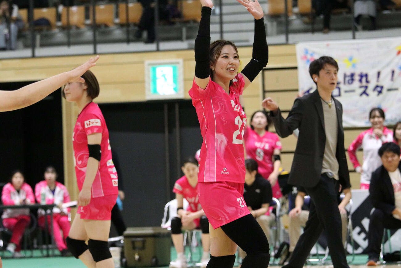 昨年11月の福岡G戦で、両手を挙げてノータッチをアピールするアルテミス北海道の岩見