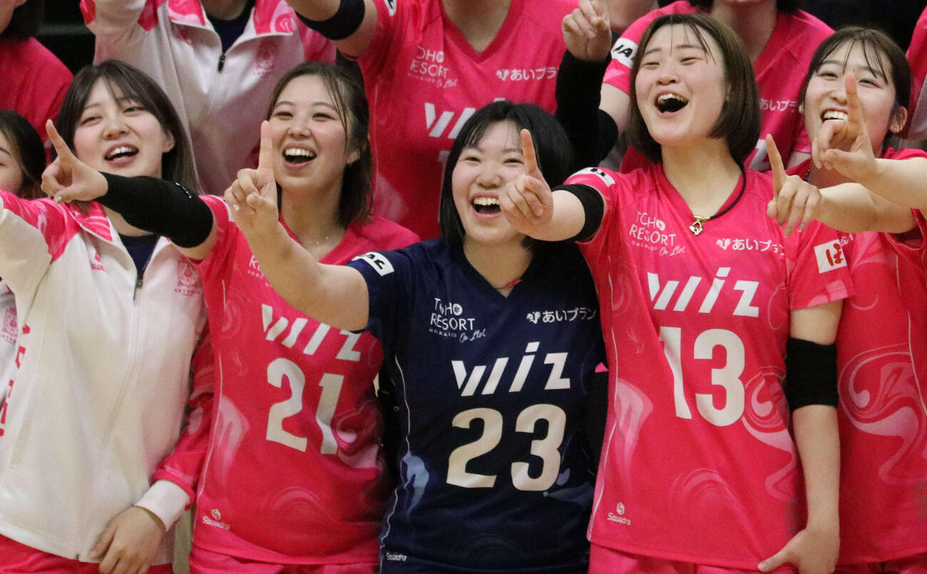 昨年11月の福岡G戦、1勝目を挙げて記念撮影するアルテミス北海道の岩見（左から2人目）