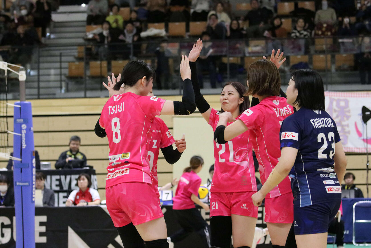 26年1月の倉敷戦で、得点が決まりチームメートとハイタッチするアルテミス北海道の岩見（中央）