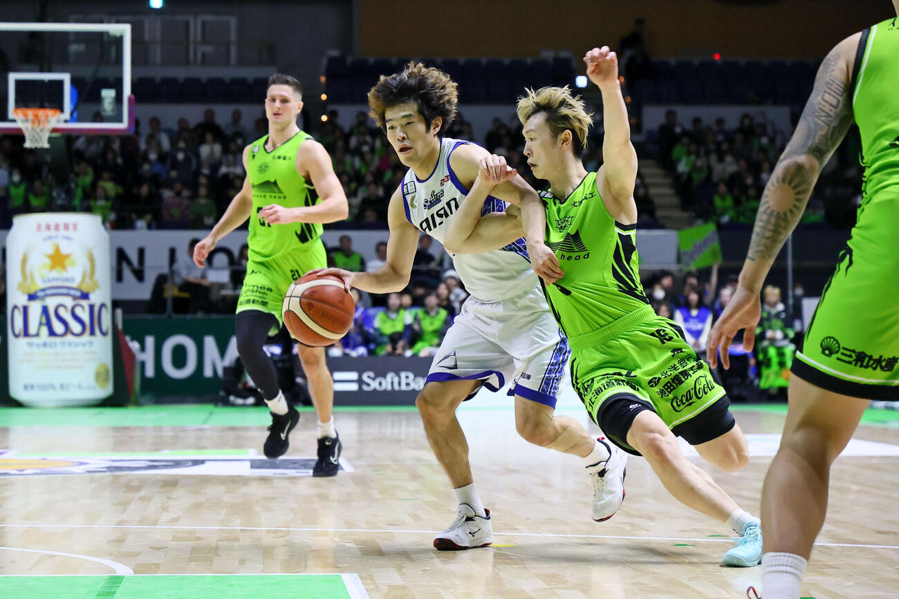ドリブルで攻め込む三河・長野をマークするレバンガ北海道・島谷（右）　（C）B．LEAGUE