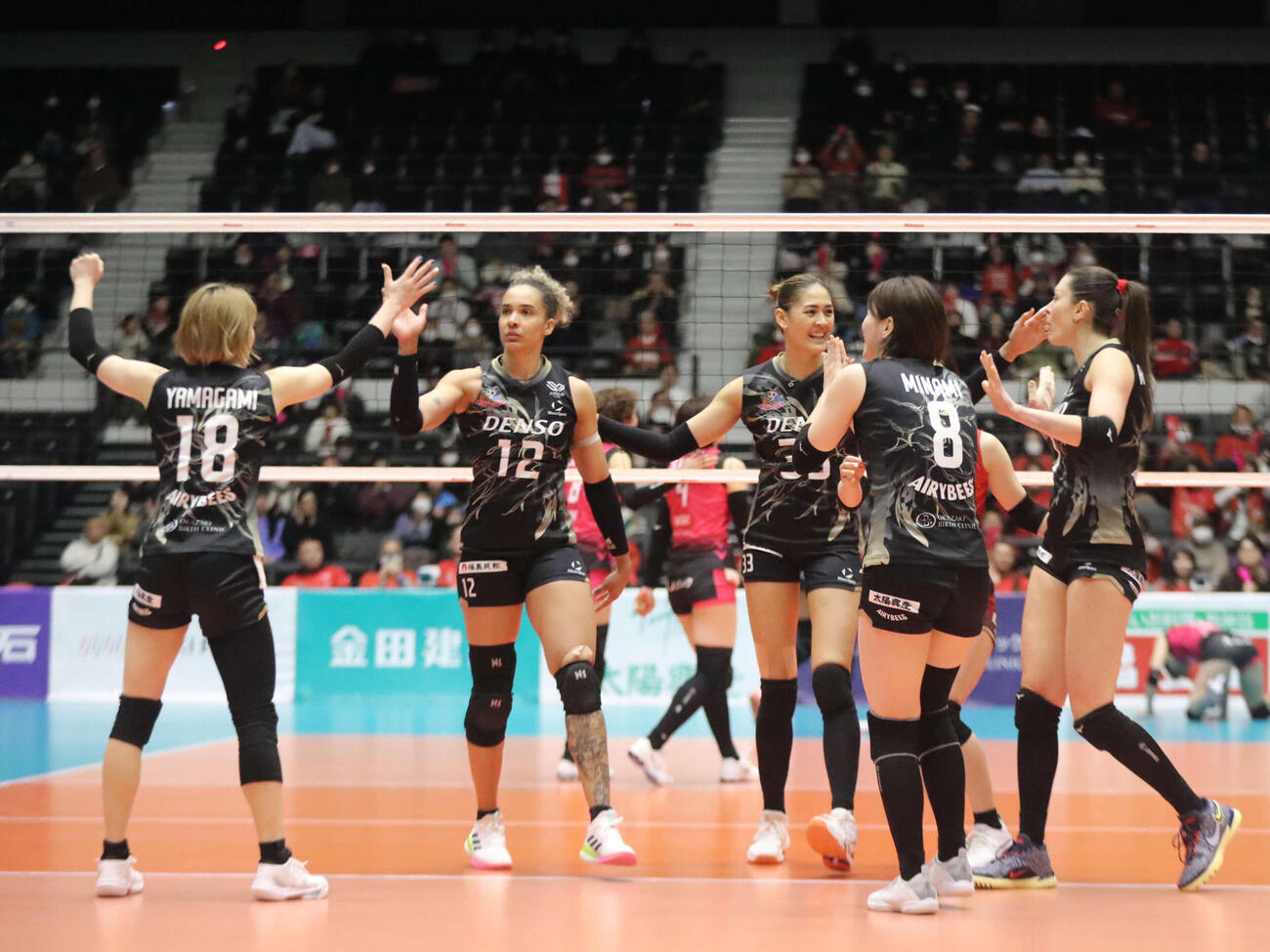 デンソー対姫路　第4S、リードを奪い喜ぶデンソーの選手たち（撮影・高橋香奈）