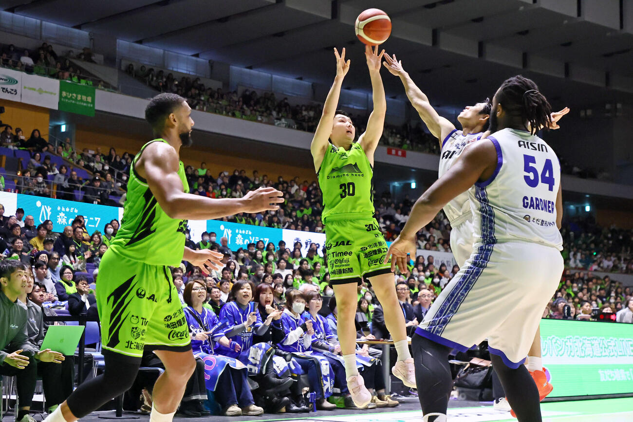 シュートを打つレバンガ北海道の富永　（C）B．LEAGUE　