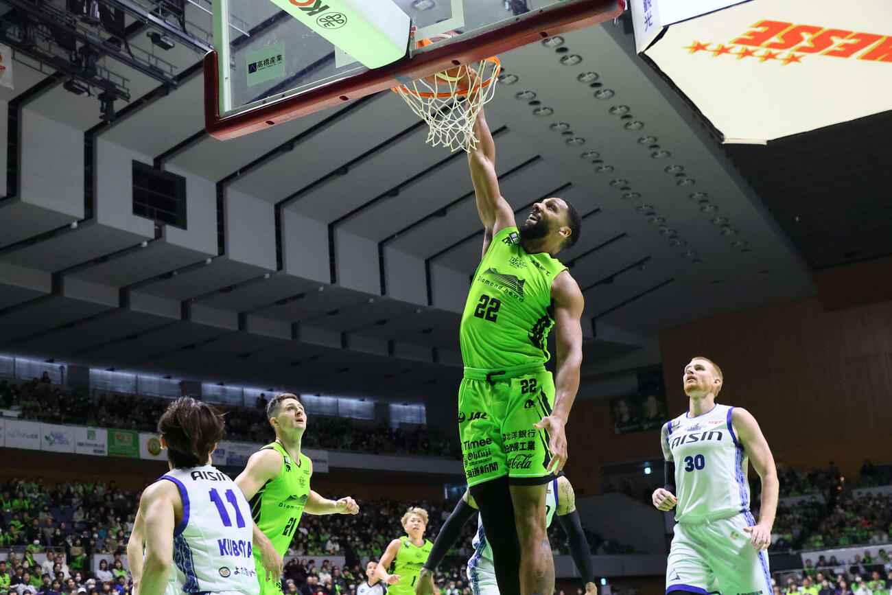 ダンクシュートを決めるレバンガ北海道のオカフォー　（C）B．LEAGUE