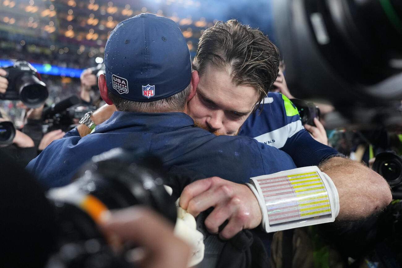 シーホークスのマイク・マクドナルドHCは、勝利した後、サム・ダーノルドと抱き合う（AP）