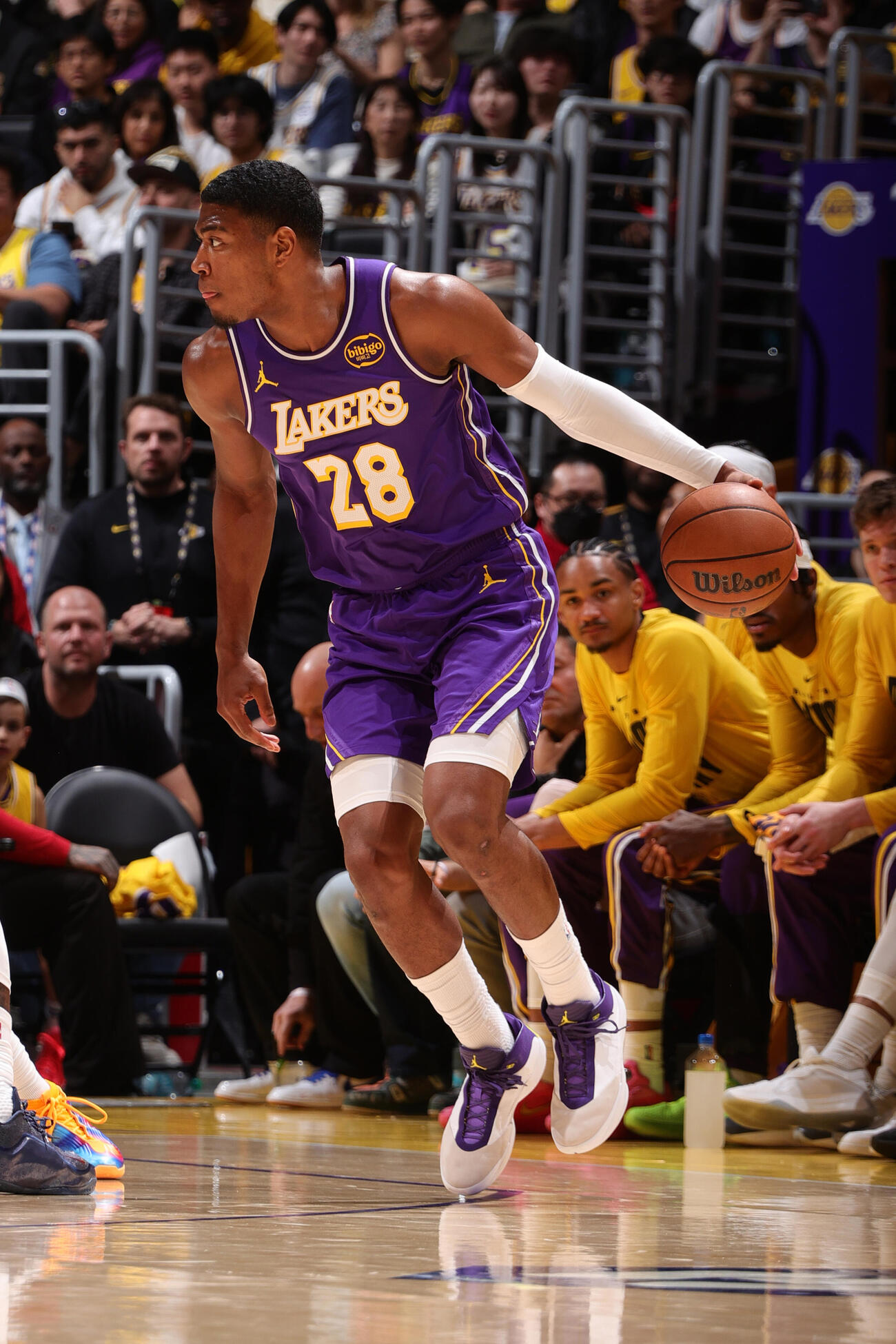 サンダー戦でドリブルするレイカーズの八村塁＝ロサンゼルス（NBAE・ゲッティ＝共同）