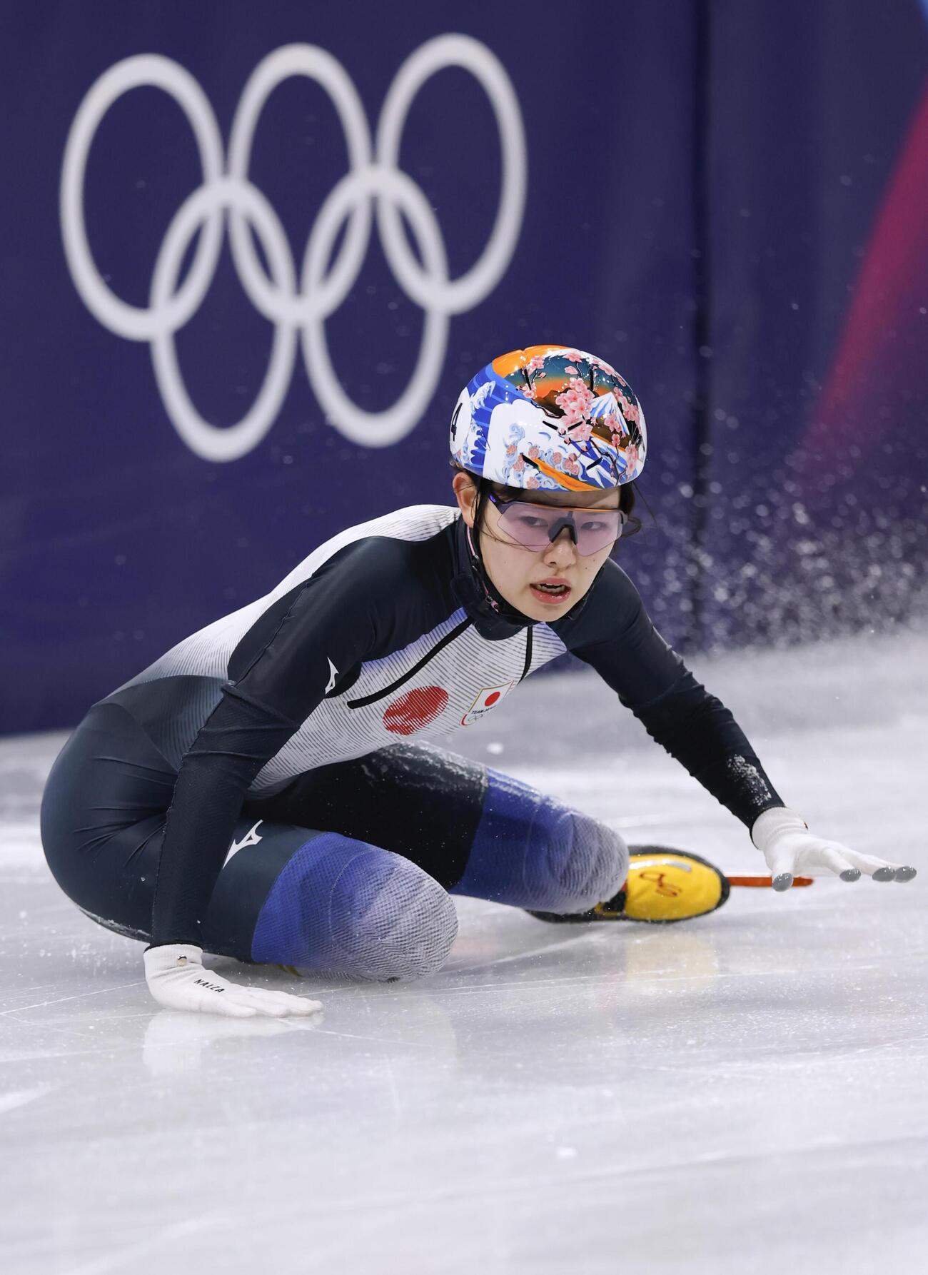 女子500メートル予選　転倒する金井莉佳（共同）