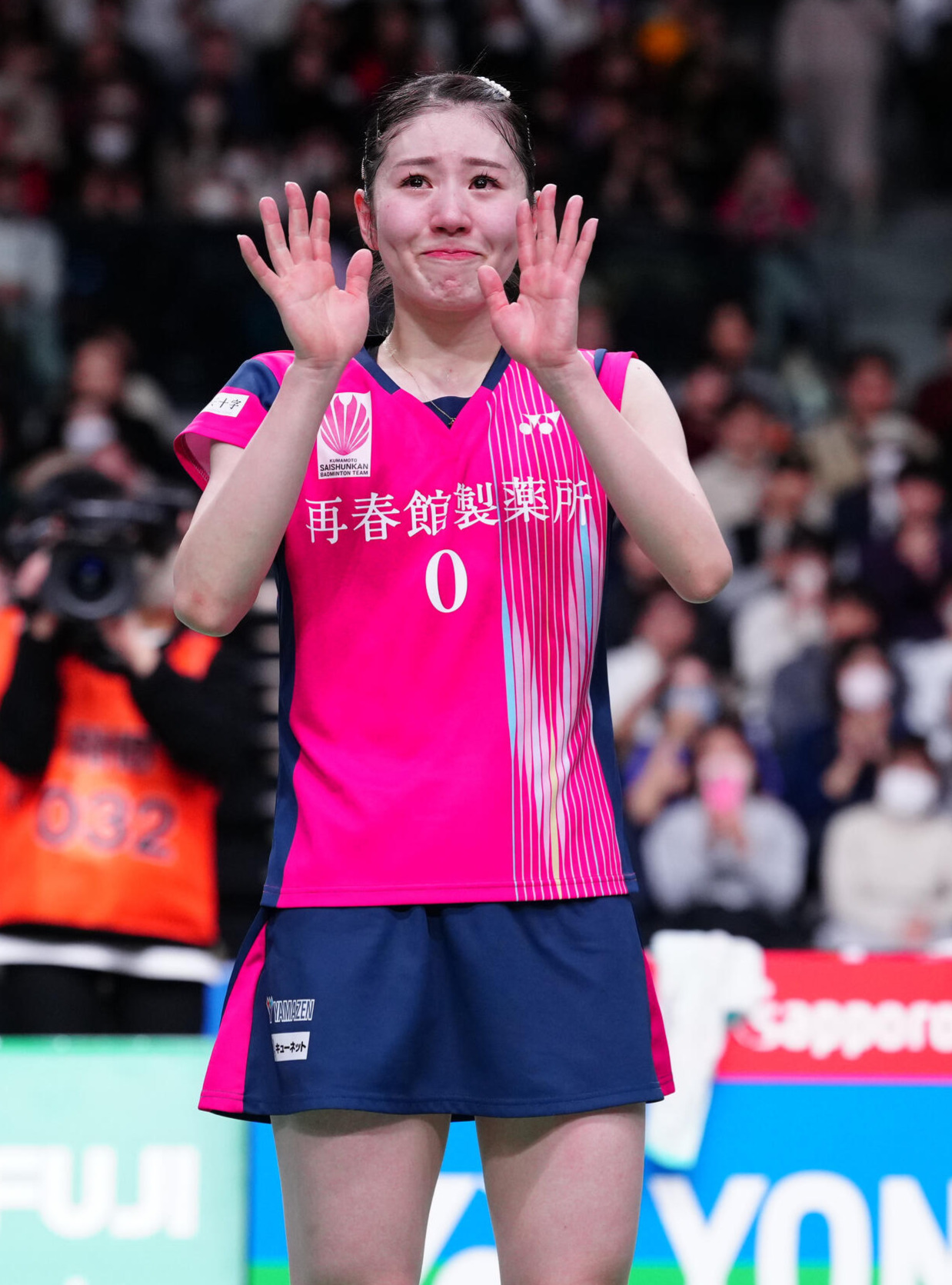 バドミントン全日本総合選手権女子ダブルスで優勝し喜ぶ志田千陽（2025年12月撮影）