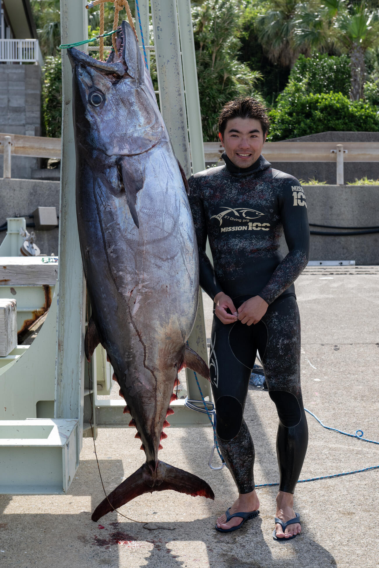 100キロ超えのイソマグロと並ぶ小坂さん「（C）Mission100 Koh Yamaguchi」
