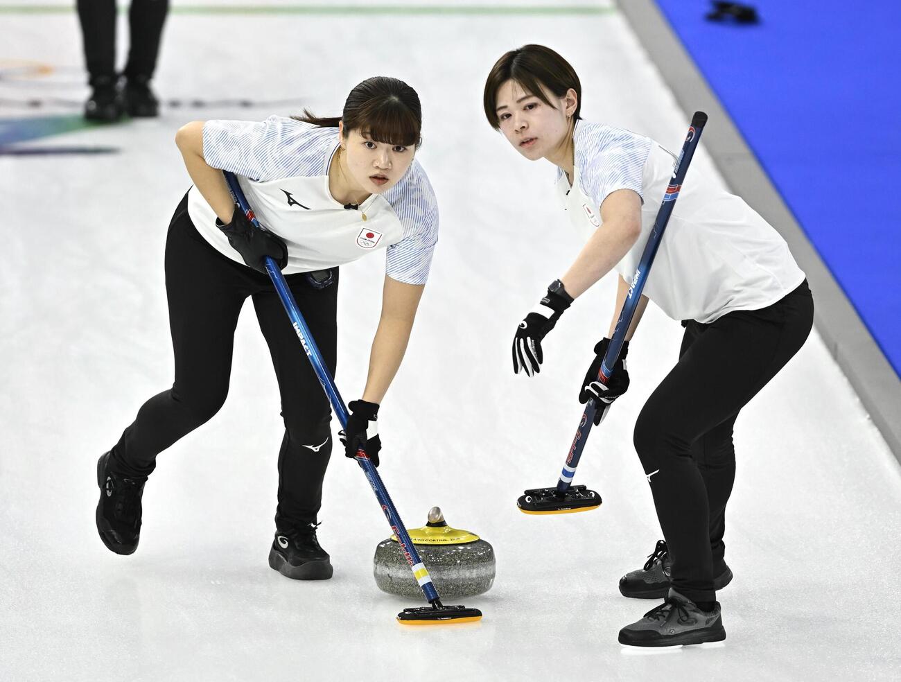 日本―スイス　第1エンド、スイープする小谷。右は小野寺＝コルティナダンペッツォ（共同）