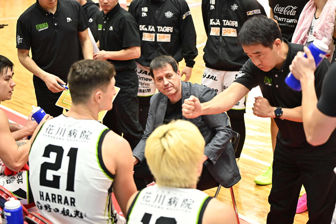 指示を送るレバンガ北海道のロイブル監督（中央）　（C）B．LEAGUE