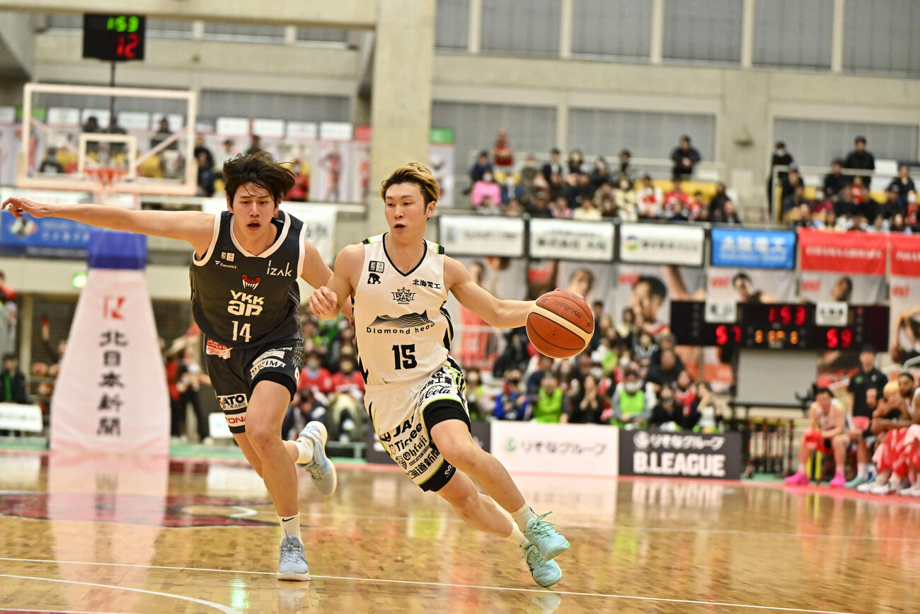 ドリブルで切り込むレバンガ北海道の島谷　（C）B．LEAGUE