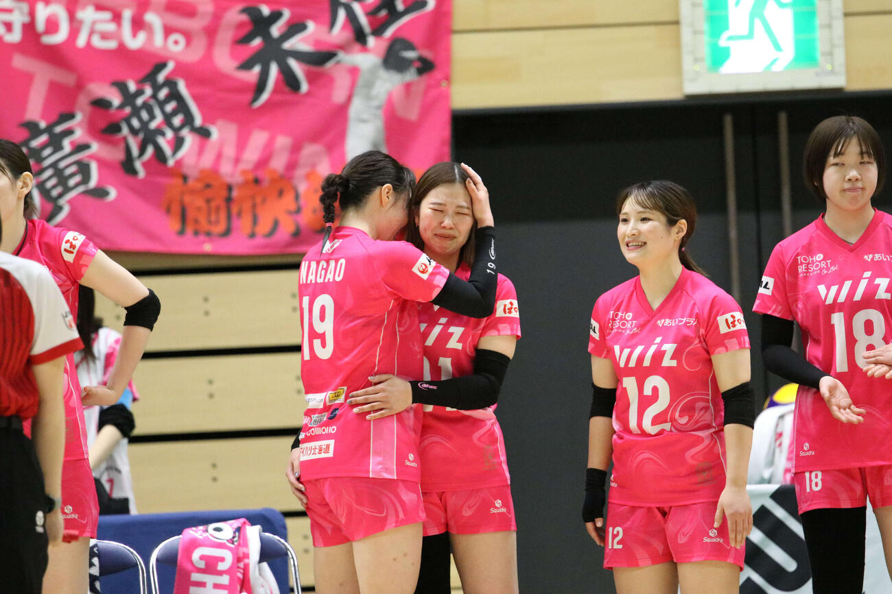 試合後、涙を見せるアルテミス北海道の岩見