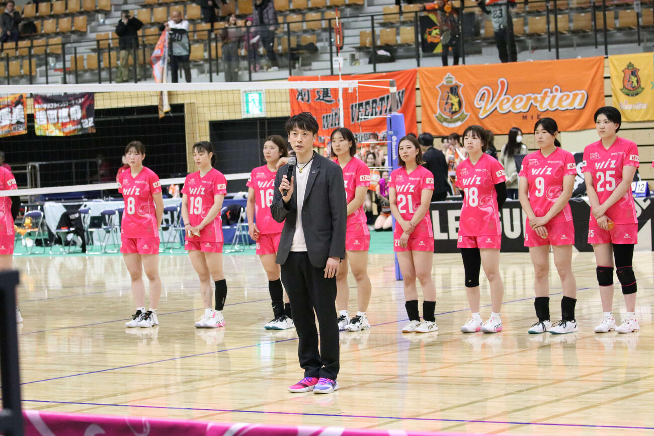 試合後、会場にあいさつするアルテミス北海道の青島監督