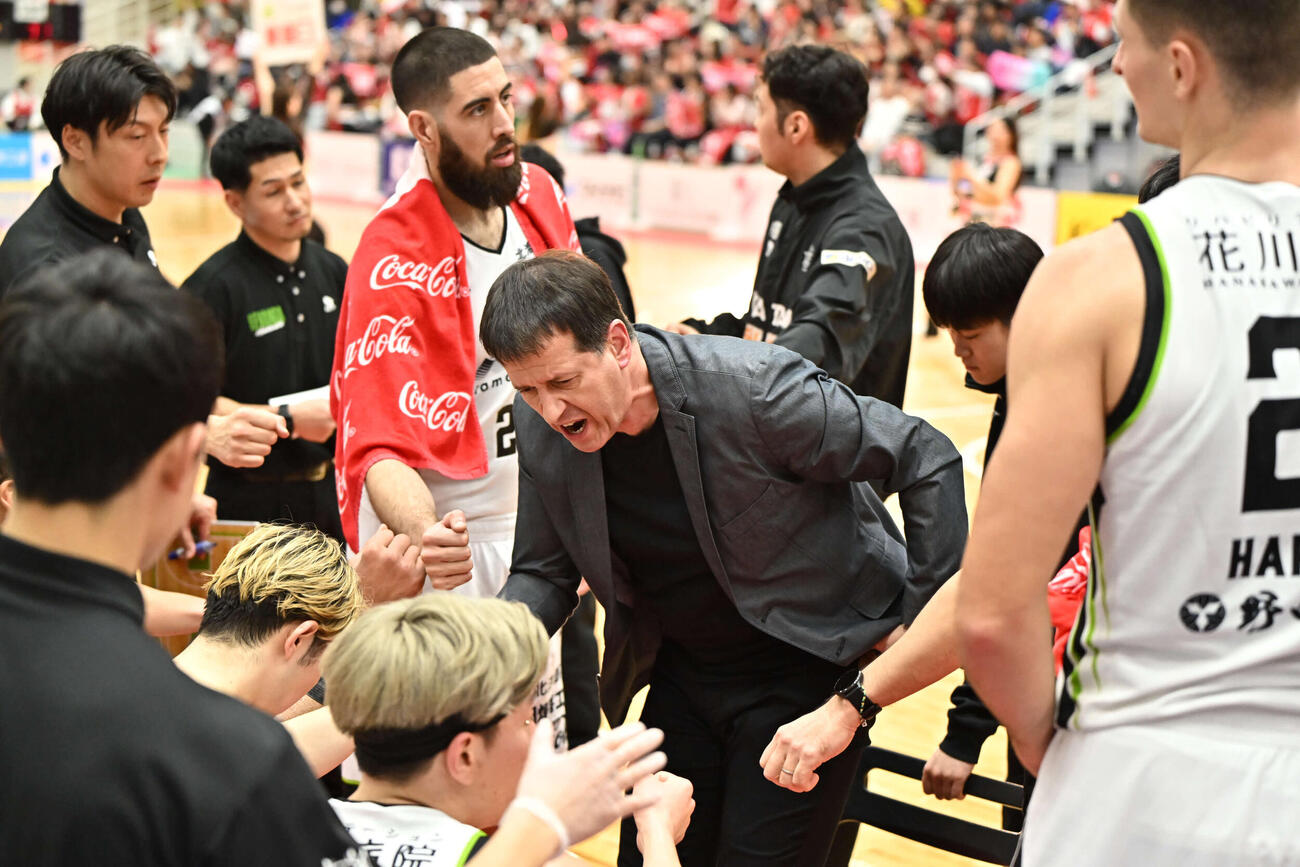 選手に指示を出すレバンガ北海道のロイブル監督　（C）B．LEAGUE