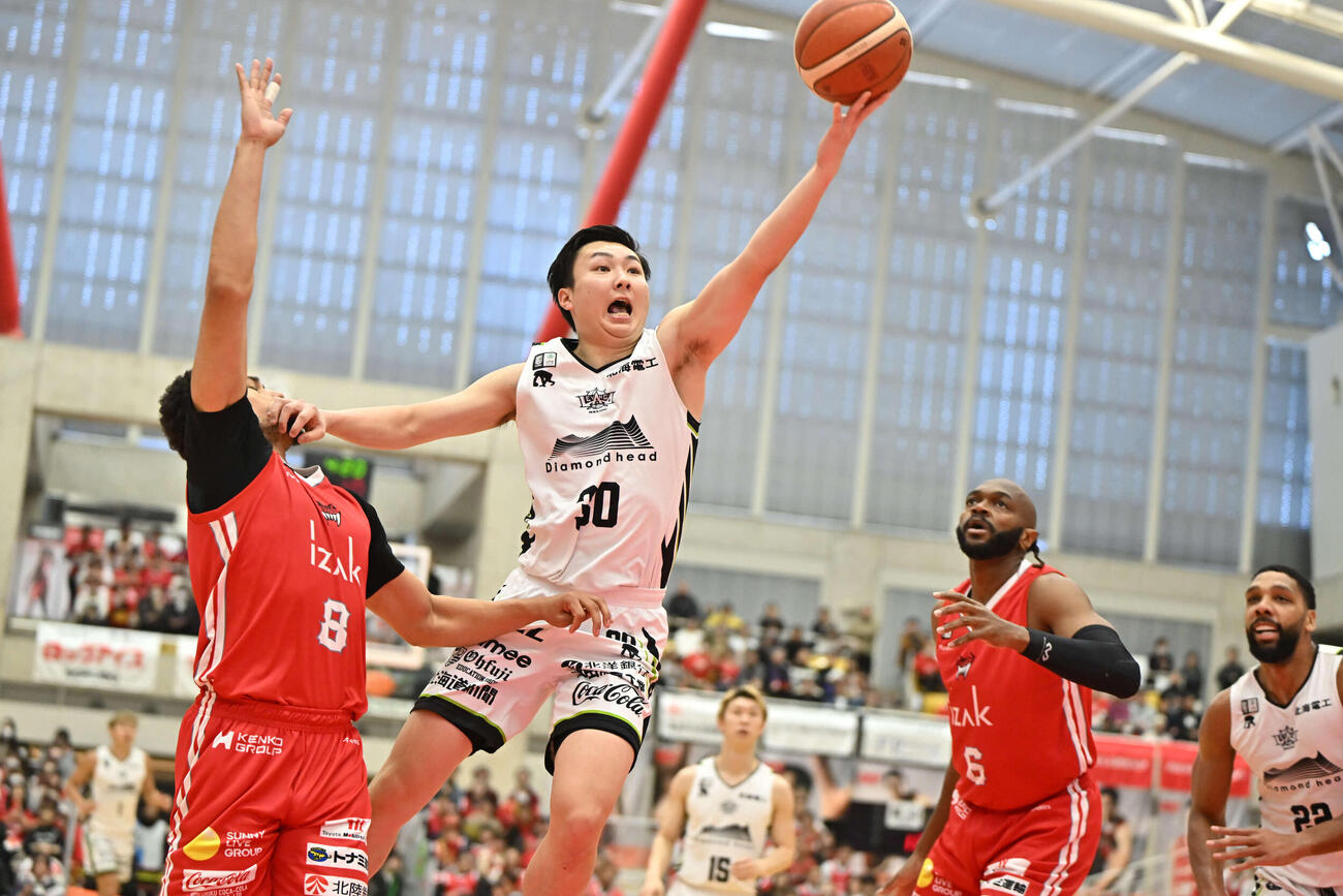 シュートするレバンガ北海道の富永　（C）B．LEAGUE