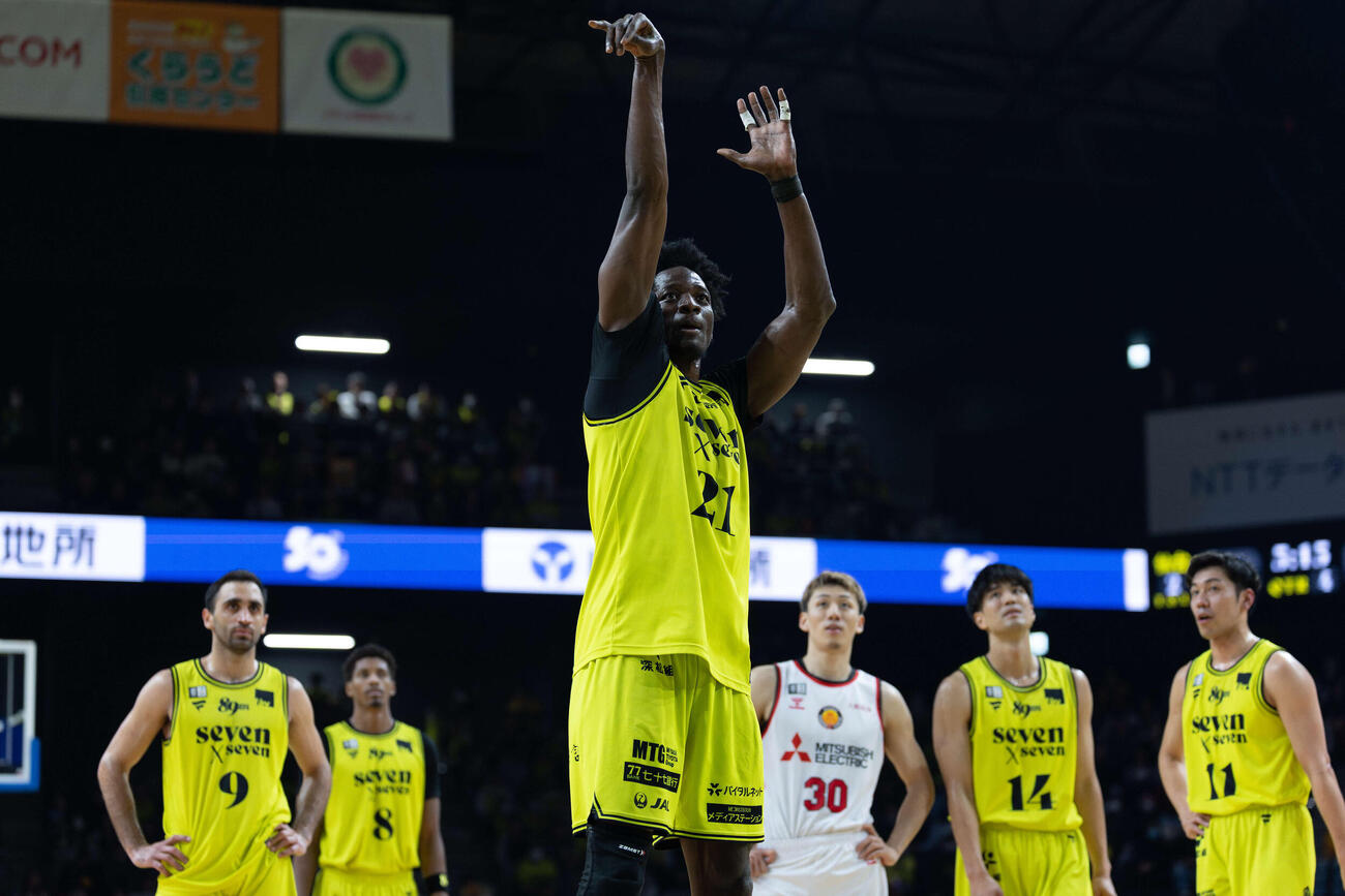 ブーバカー・トゥーレのフリースローを見守る89ERSの選手たち。右から2人目がこの試合のMVP杉浦（（C）B.LEAGUE）