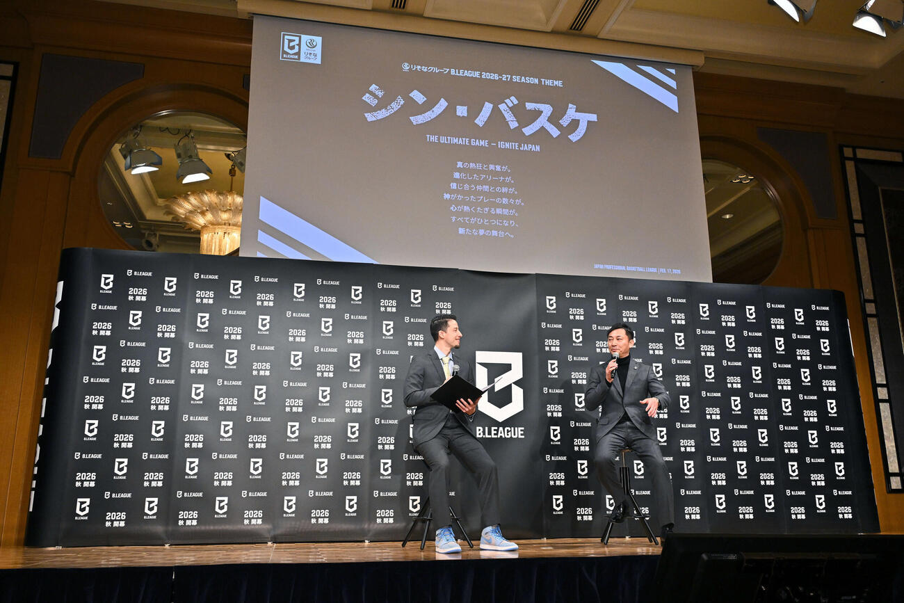 シーズンテーマ「シン・バスケ」を発表する島田チェアマン。左はMCの佐々木クリス氏（撮影・滝沢徹郎）