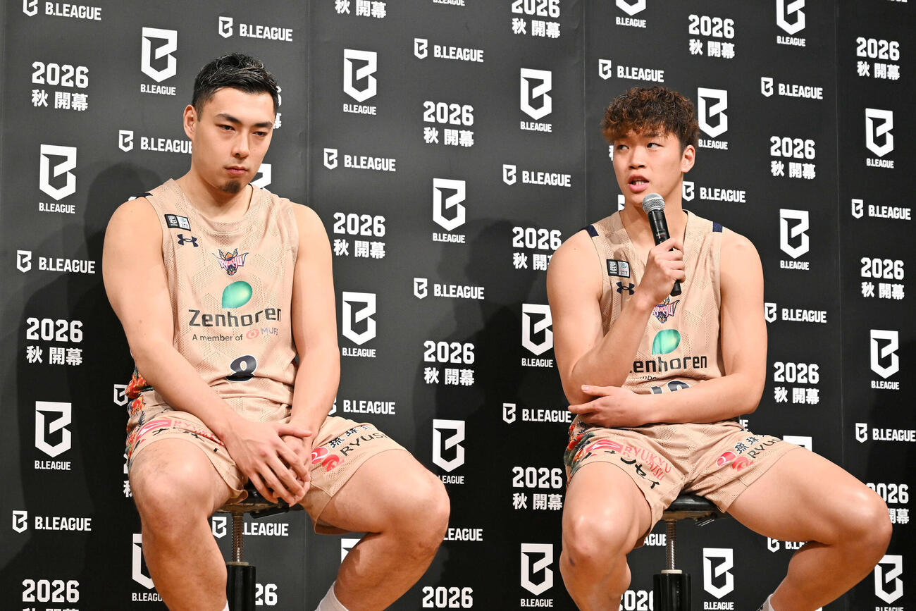 会見する琉球脇（右）と佐土原（撮影・滝沢徹郎）