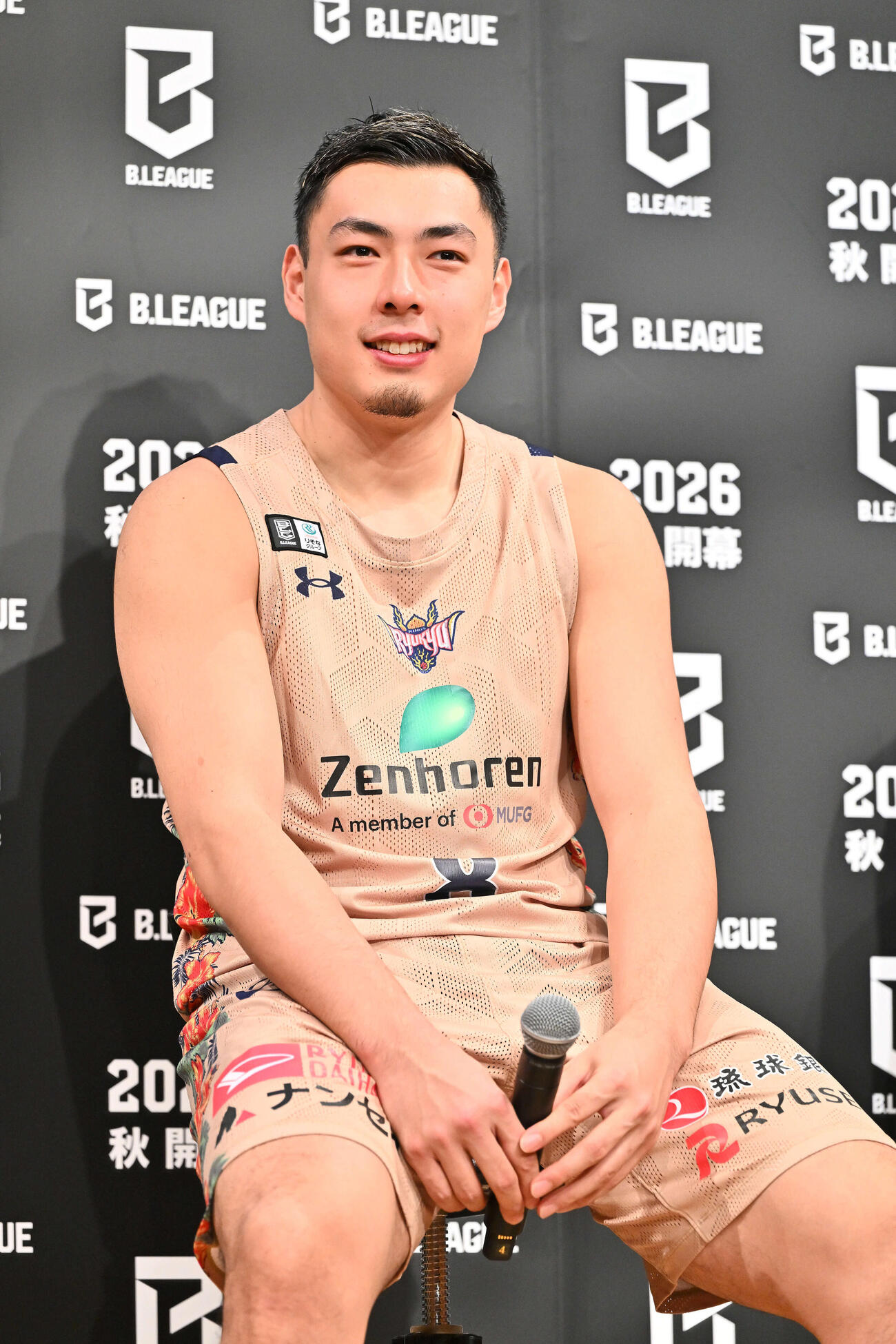 会見に臨む琉球佐土原（撮影・滝沢徹郎）