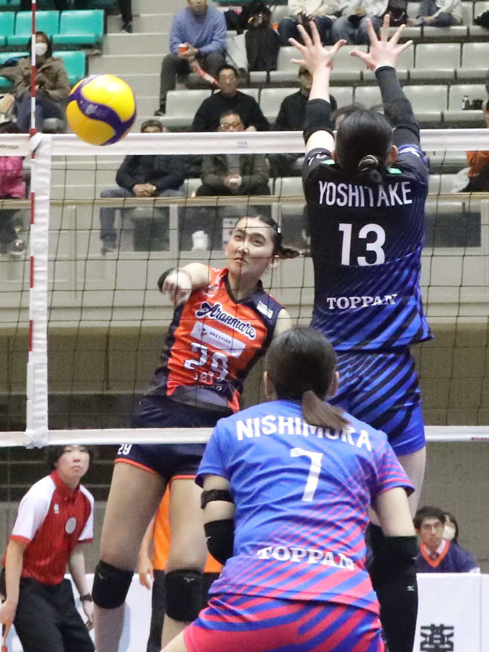 山形対SAGA久光　スパイクを放つ山形MBタナパン（左）（撮影・高橋香奈）