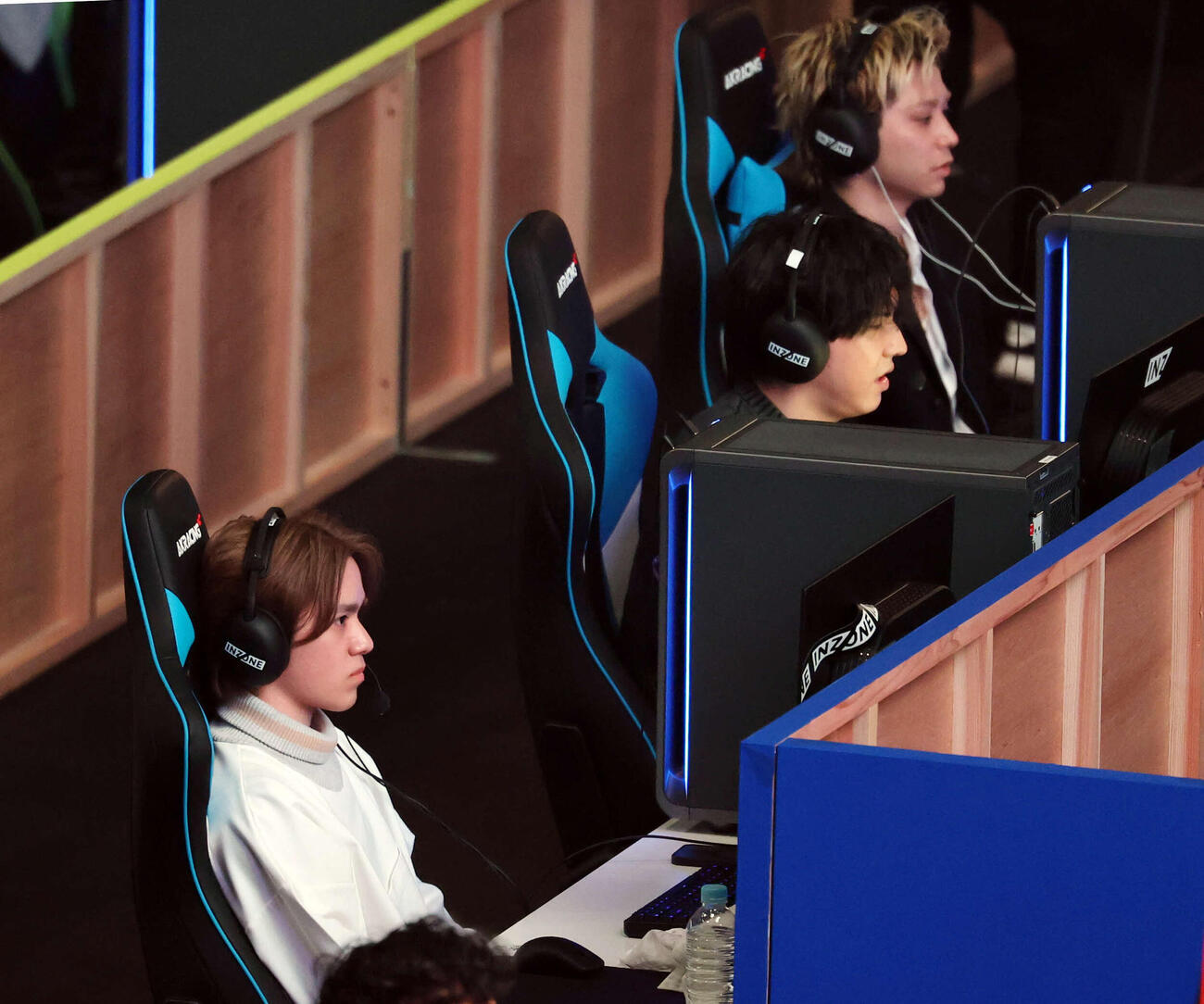 ApexLegendsファン感謝祭で試合出場し集中してプレーする宇野昌磨さん（手前）。最奥は村上虹郎（撮影・浅見桂子）