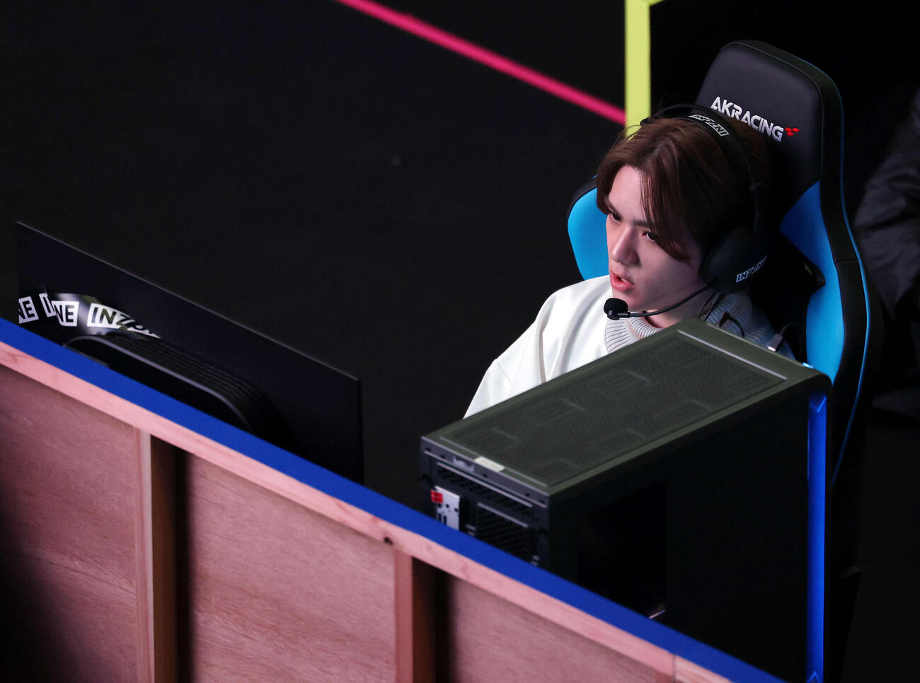 ApexLegendsファン感謝祭で試合出場し集中してプレーする宇野昌磨さん（撮影・浅見桂子）