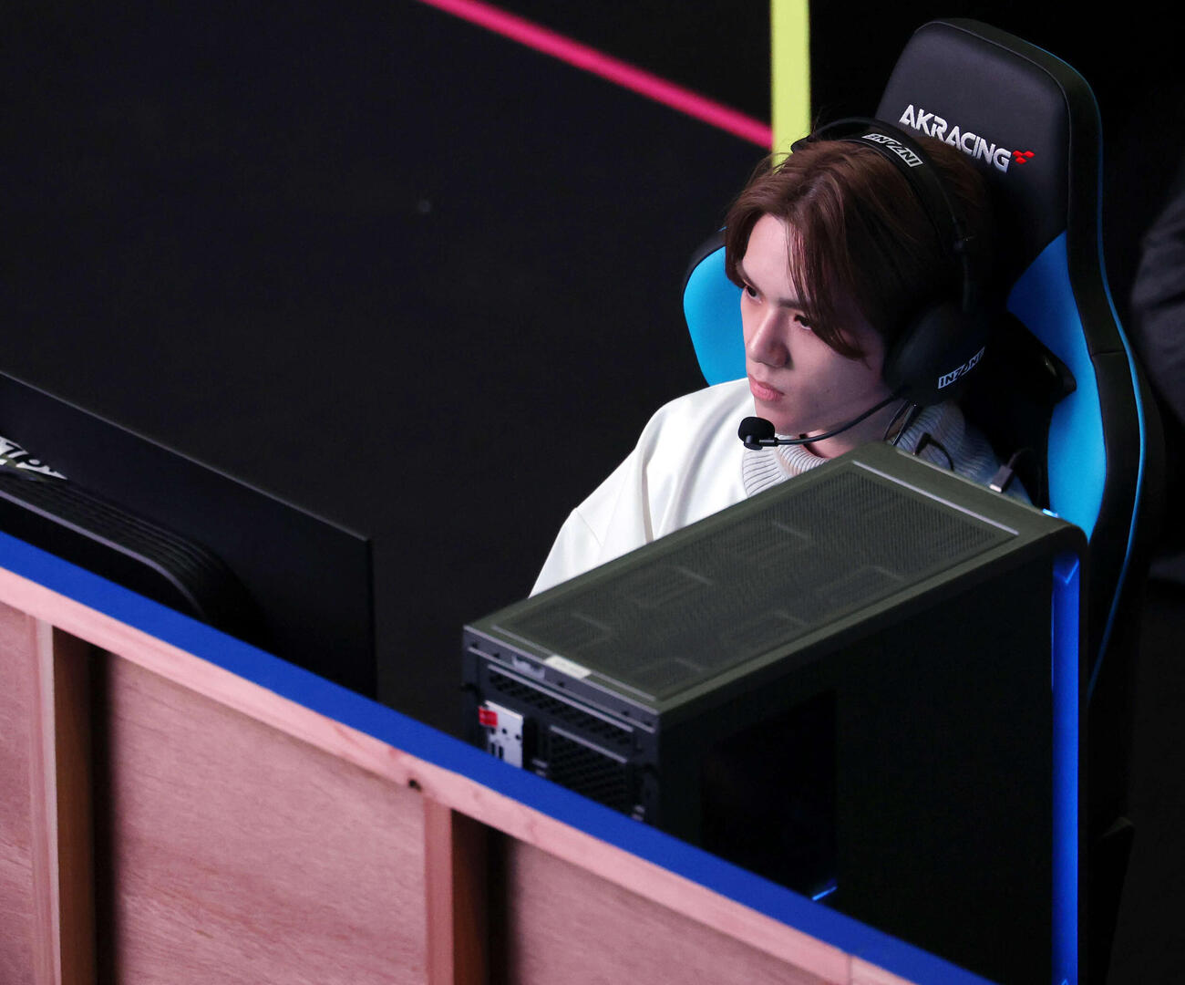 ApexLegendsファン感謝祭で試合出場し集中してプレーする宇野昌磨さん（撮影・浅見桂子）