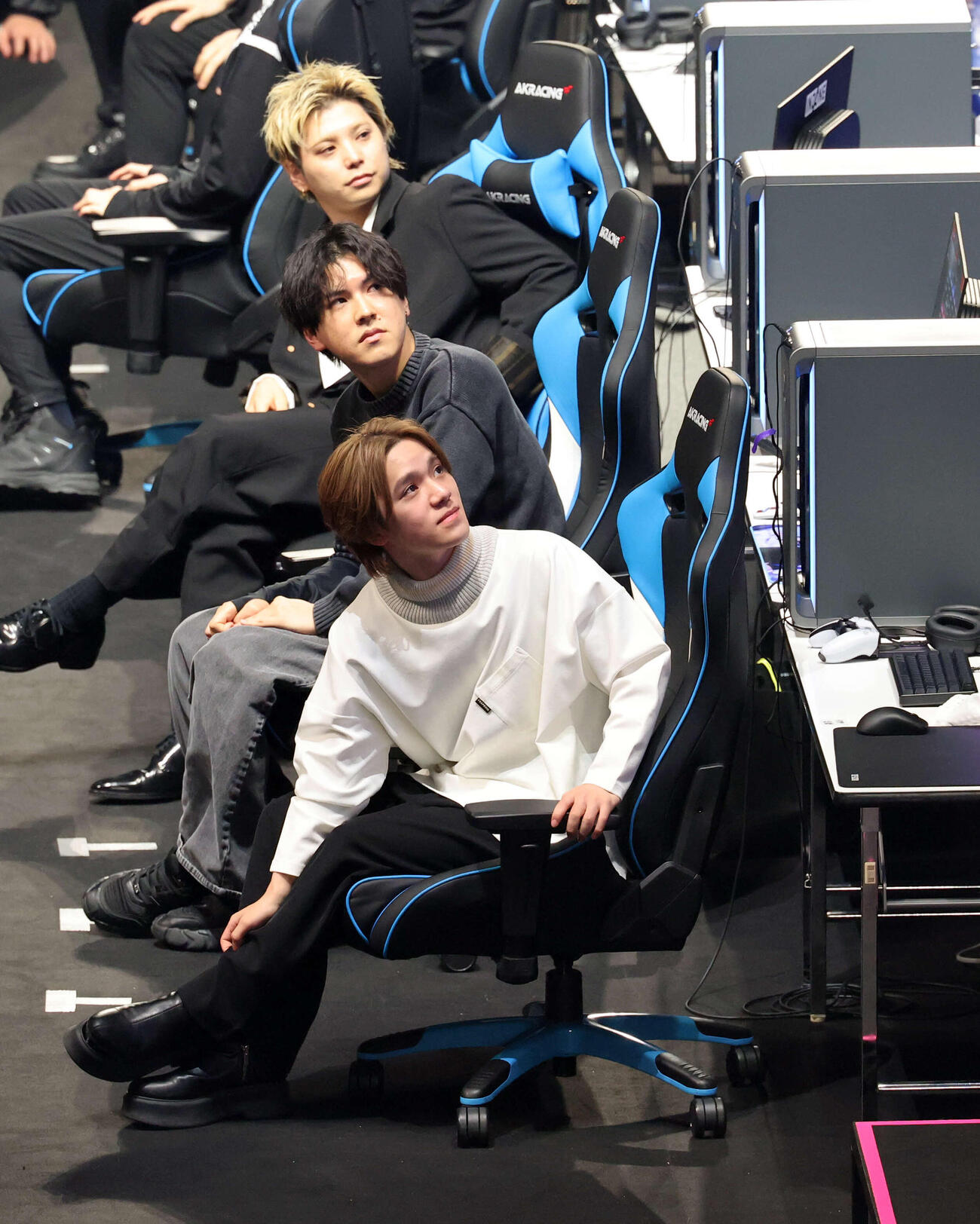 ApexLegendsファン感謝祭で試合出場した宇野昌磨さん（手前）は第1ゲームの結果を確認する。最奥は村上虹郎（撮影・浅見桂子）