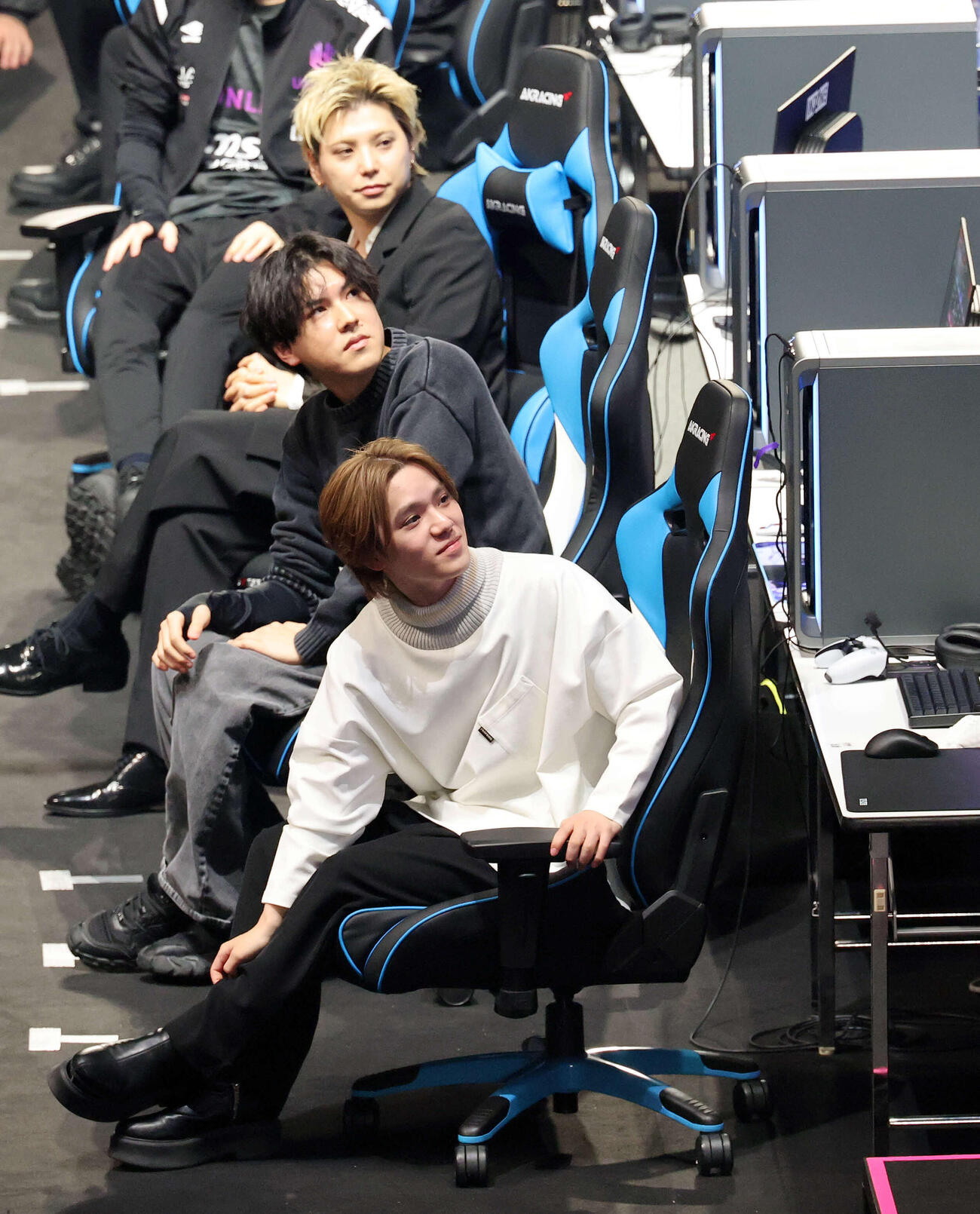 ApexLegendsファン感謝祭で試合出場した宇野昌磨さん（手前）は第1ゲームの結果を確認する。最奥は村上虹郎（撮影・浅見桂子）