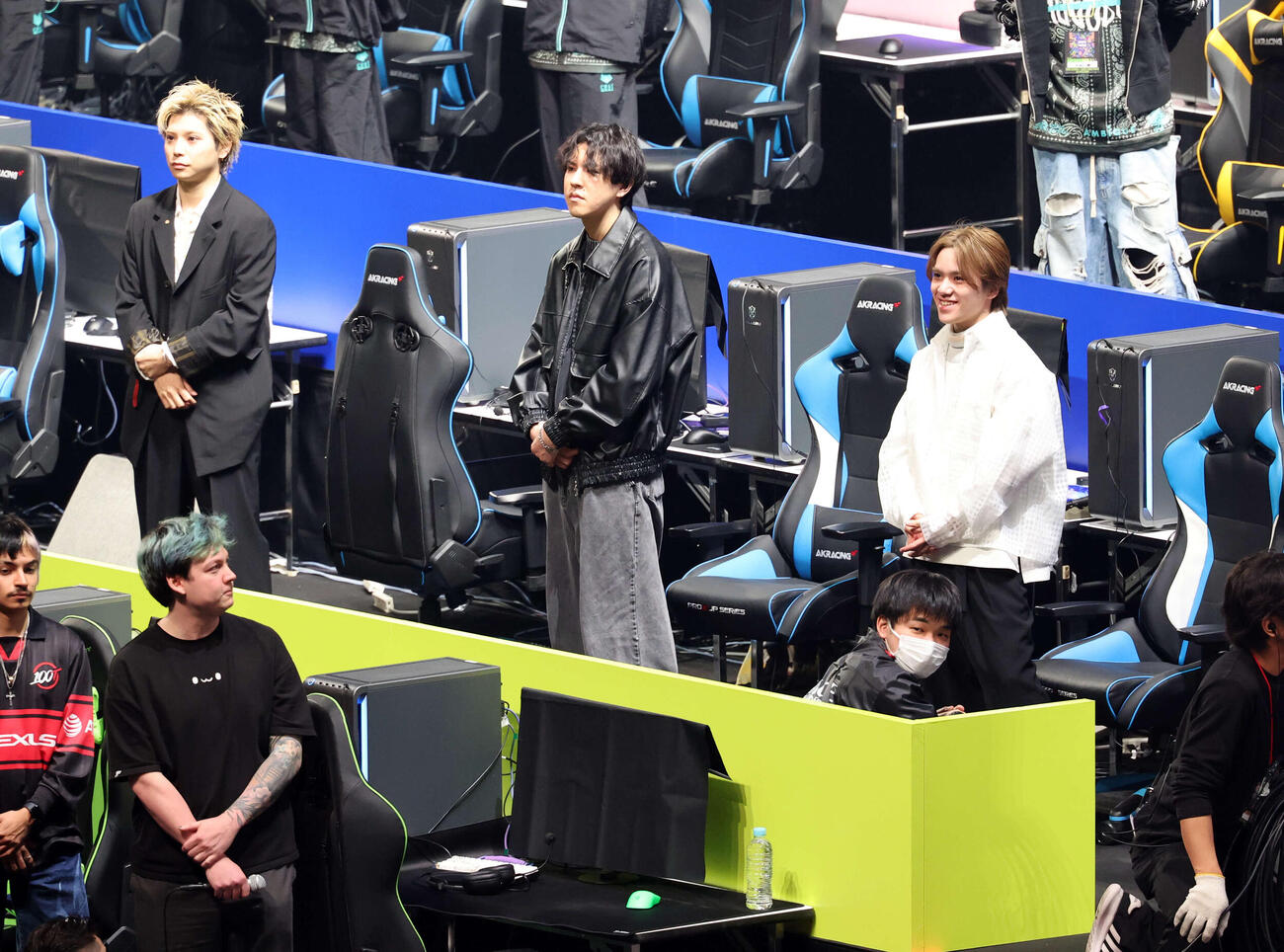 ApexLegendsファン感謝祭で試合出場した宇野昌磨さん（右）。左は村上虹郎（撮影・浅見桂子）