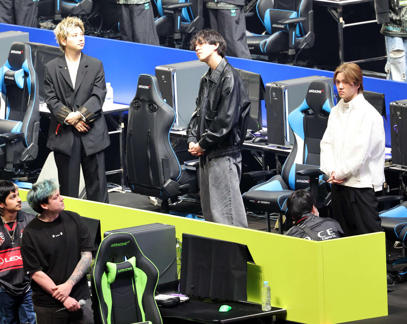 ApexLegendsファン感謝祭で試合出場した宇野昌磨さん（右）。左は村上虹郎（撮影・浅見桂子）