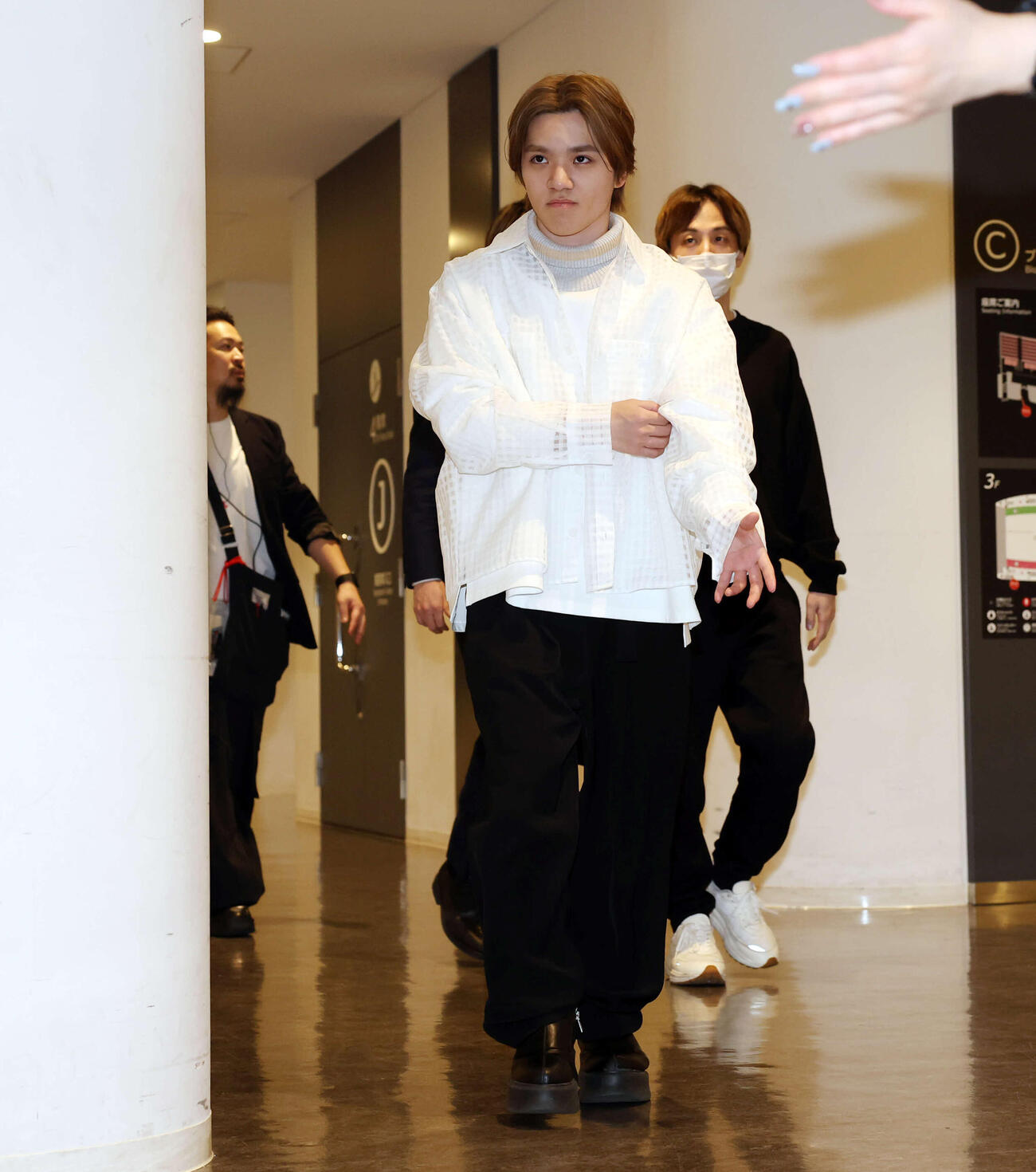 ApexLegendsファン感謝祭で試合出場し、囲み会見に向かう宇野昌磨さん（撮影・浅見桂子）